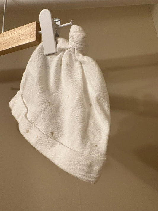 Mössa vit med stjärnor stl 2-4 mån - H&M