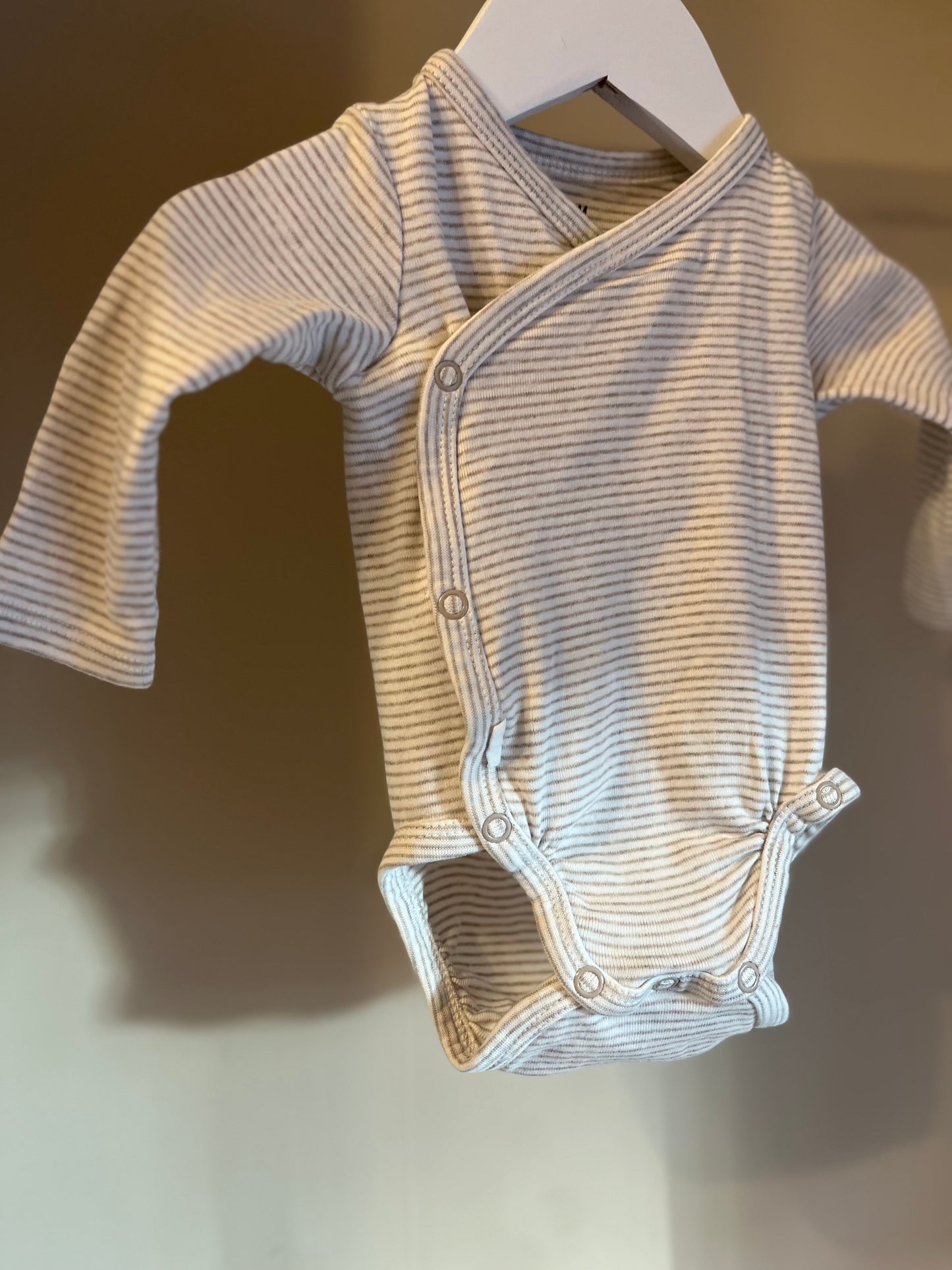 Body Beige randig stl 62 (2-4 mån) - H&M