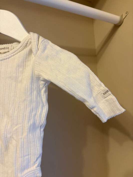 Body vit ribbad stl 56 (1-2 mån) - Newbie