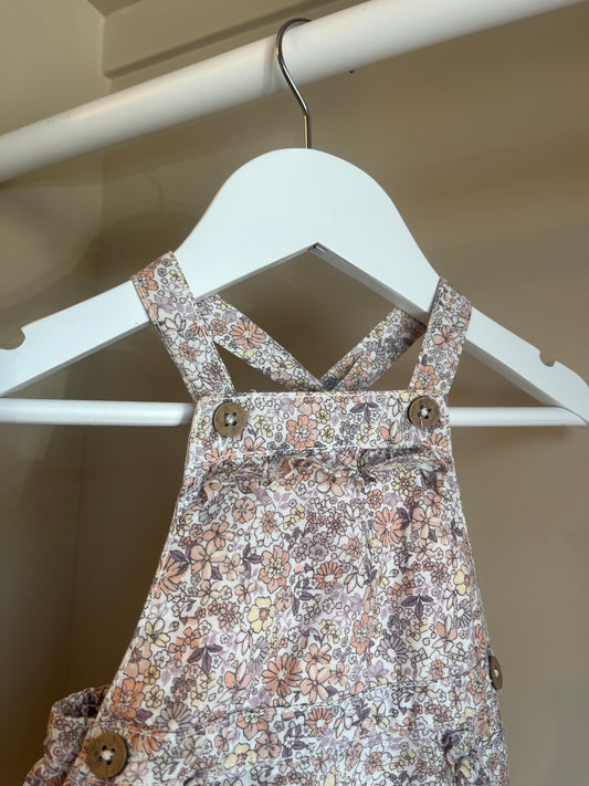 Hängselshorts blommiga stl 62 (2-4 mån) - Newbie