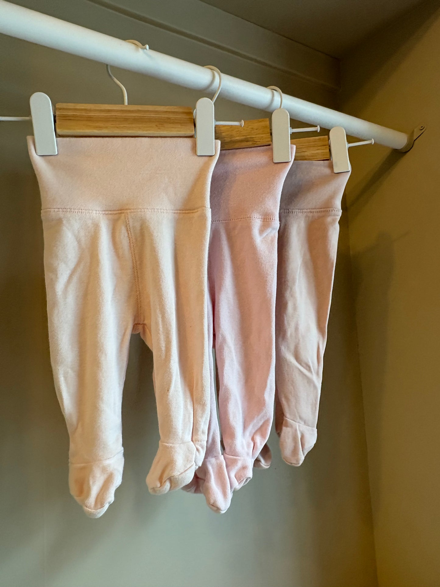 Byxor rosa med fötter 3 pack stl 50 (1-2 mån) - H&M