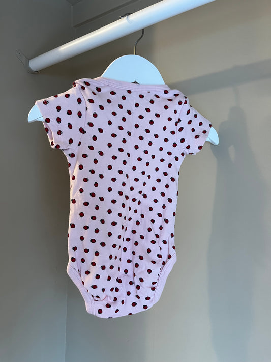 Body med jordgubbar stl 56 (1-2 mån) - ICA i love eco