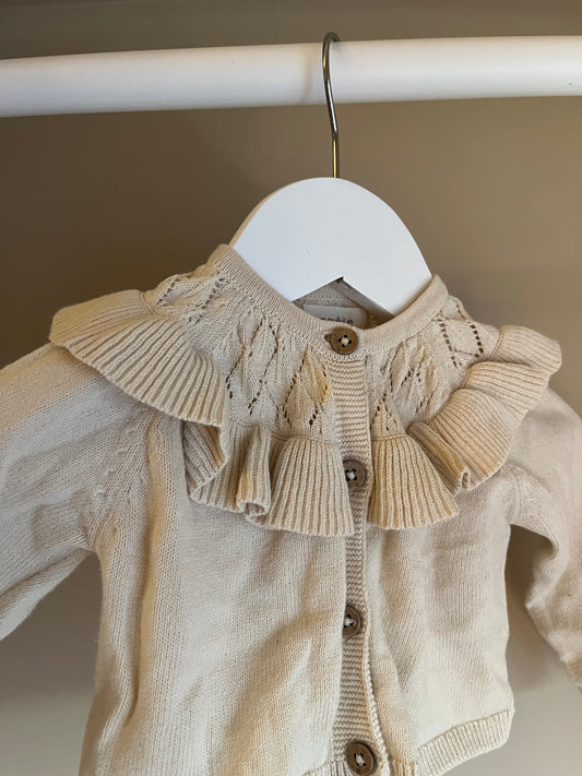 Kofta med volanger stl 56 (1-2 mån) - Newbie