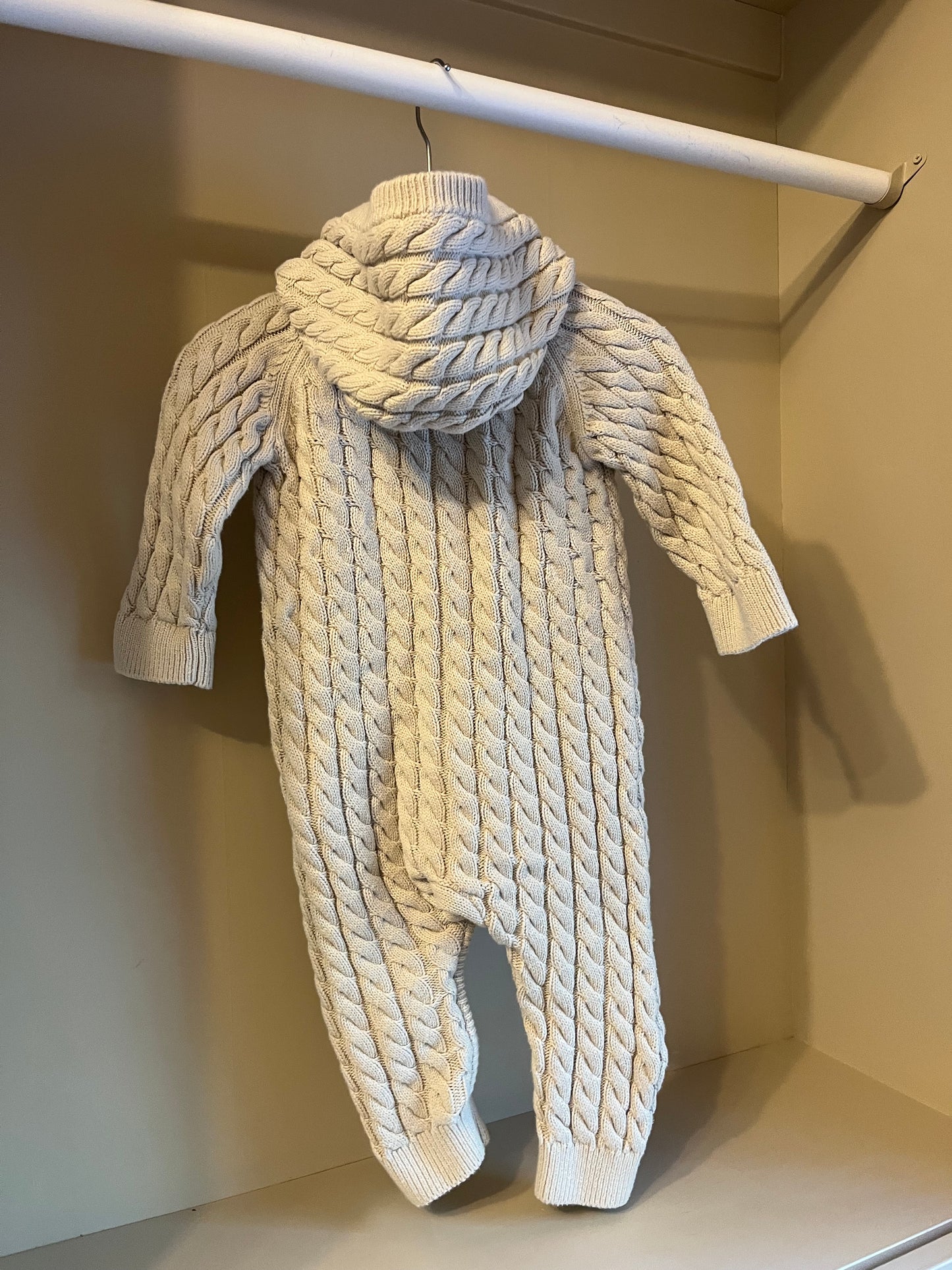 Stickad overall beige stl 68 (4-6 mån) - Polarn O. Pyret