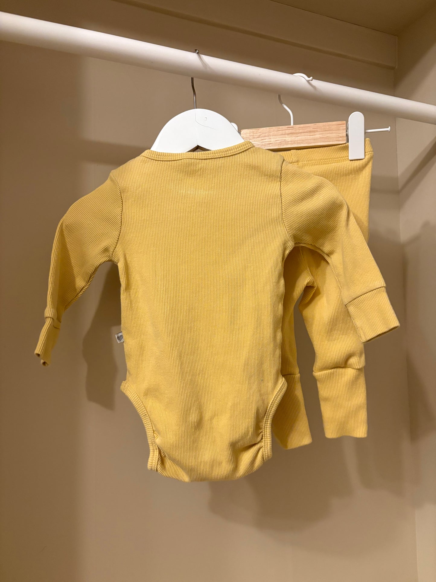 Set body+byxa gult stl 60 (2-4 mån) - BEBE (lager 157)