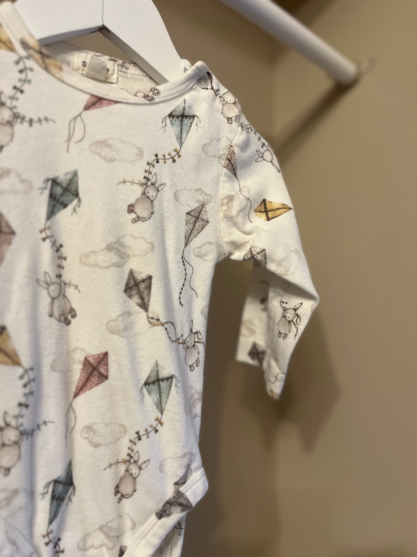 Body vit med djurmönster stl 74 (6-9 mån) - Newbie