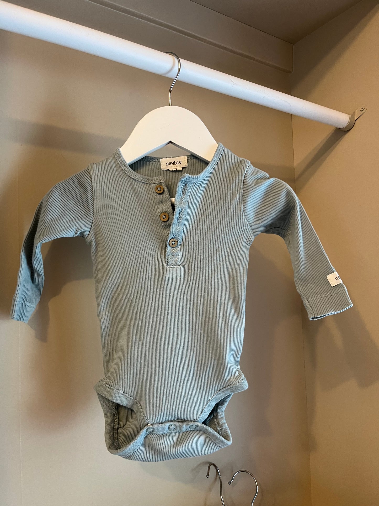 Body ribbad grön stl 62 (2-4 mån) - Newbie