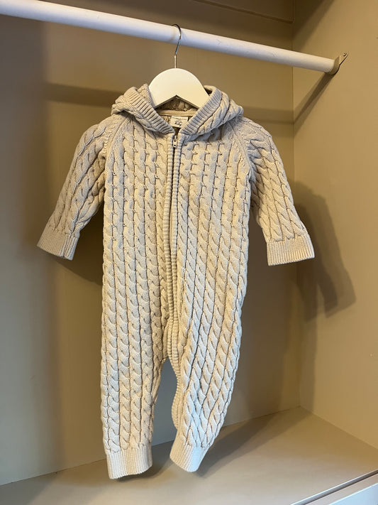 Stickad overall beige stl 68 (4-6 mån) - Polarn O. Pyret