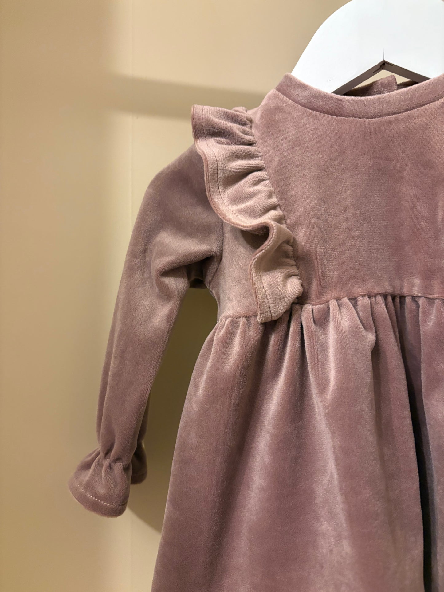 Klänning sammet volang stl 62 (2-4 mån) - Newbie