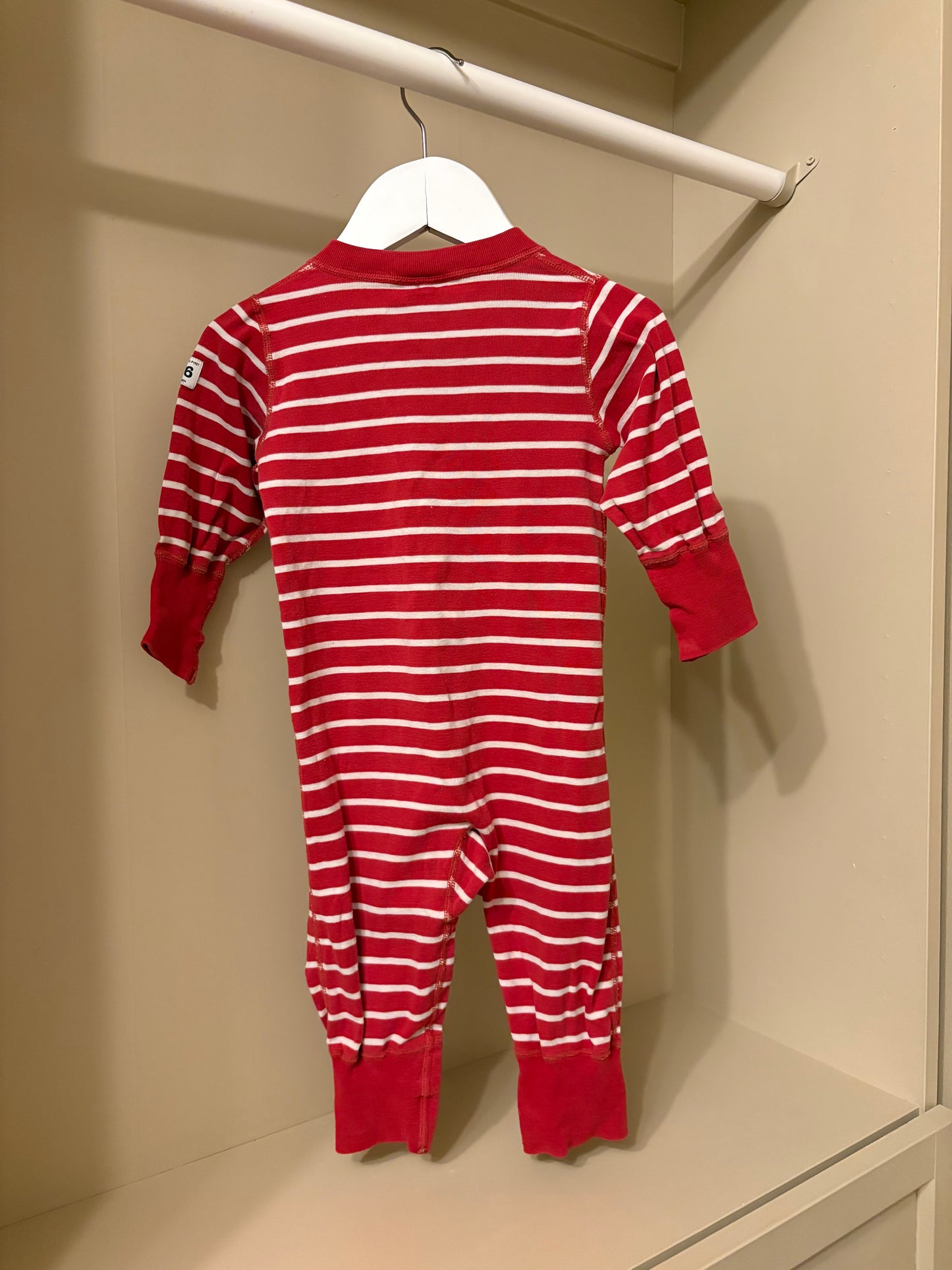 Pyjamas randig röd/vit stl 68 - Polarn O. Pyret