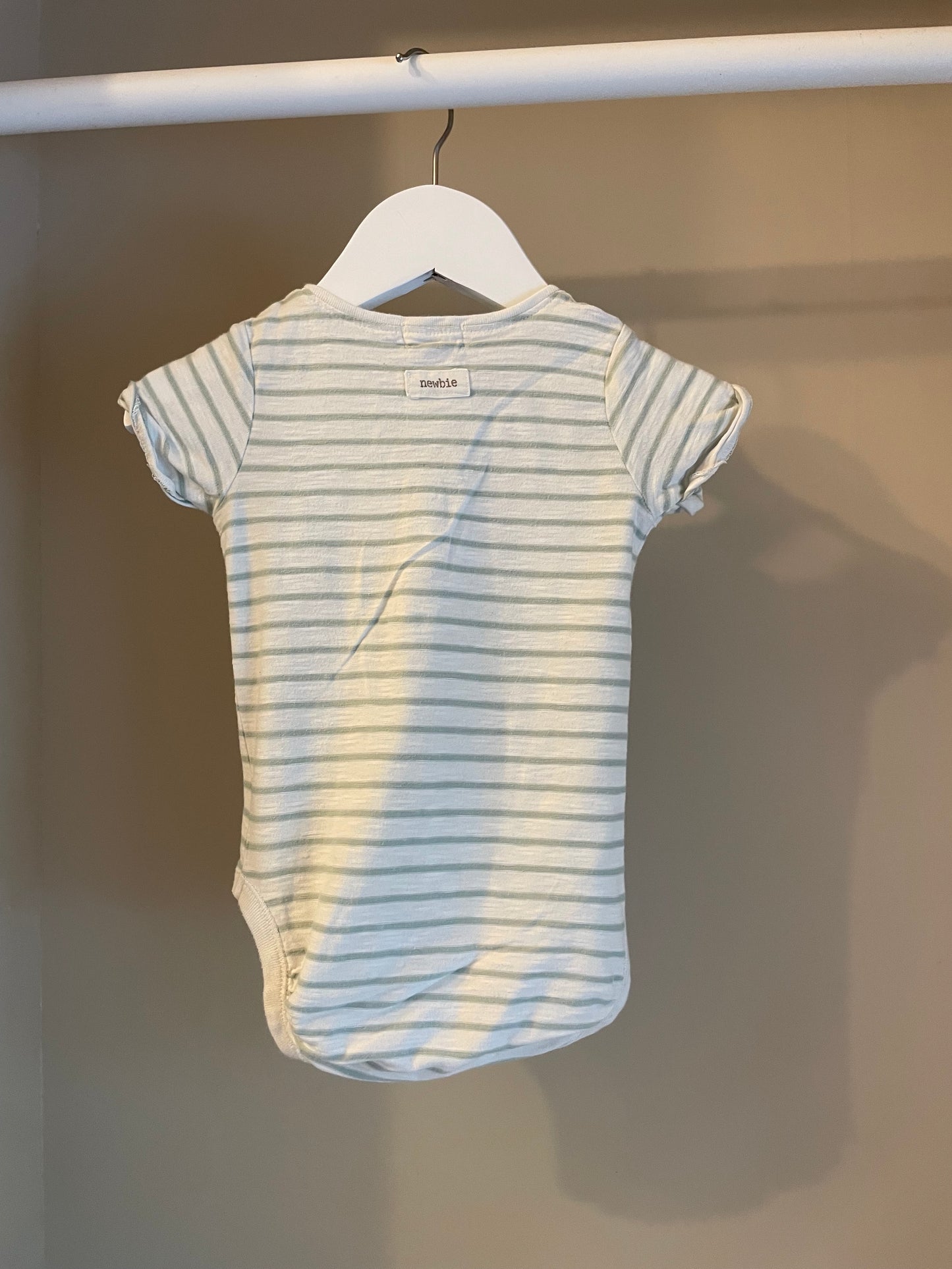 Body vit/grön randig stl 68 (4-6 mån) - Newbie