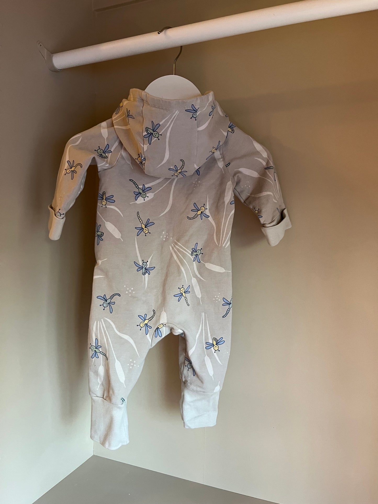 Sweatshirtoverall med luva stl 56 (1-2 mån)