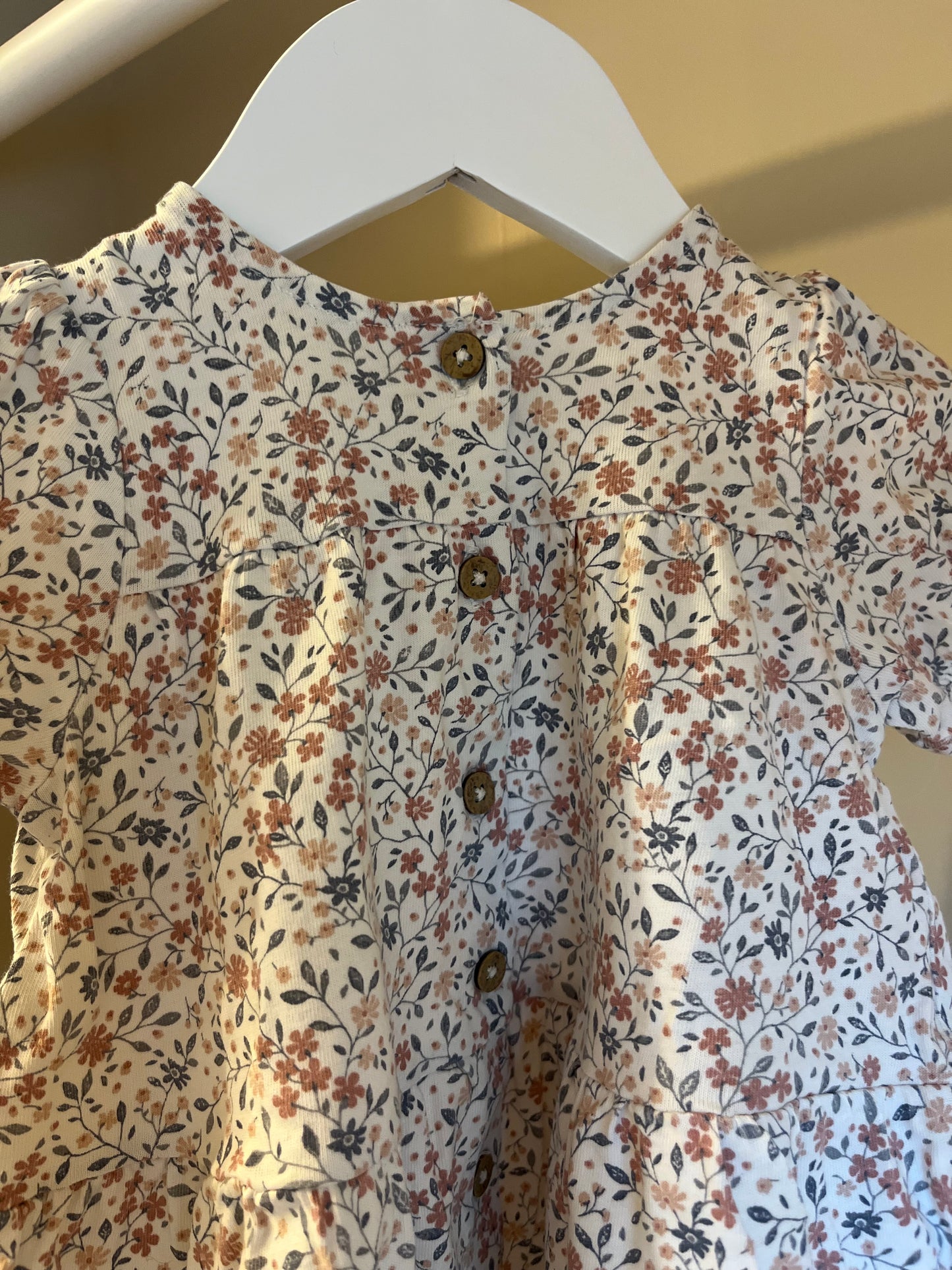 Klänning vit blommig stl 68 (4-6 mån) - Newbie