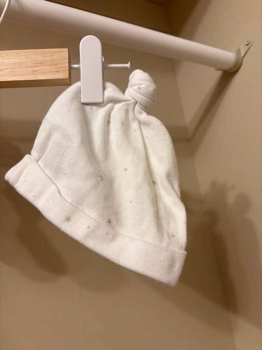 Mössa vit med stjärnor stl 2-4 mån - H&M