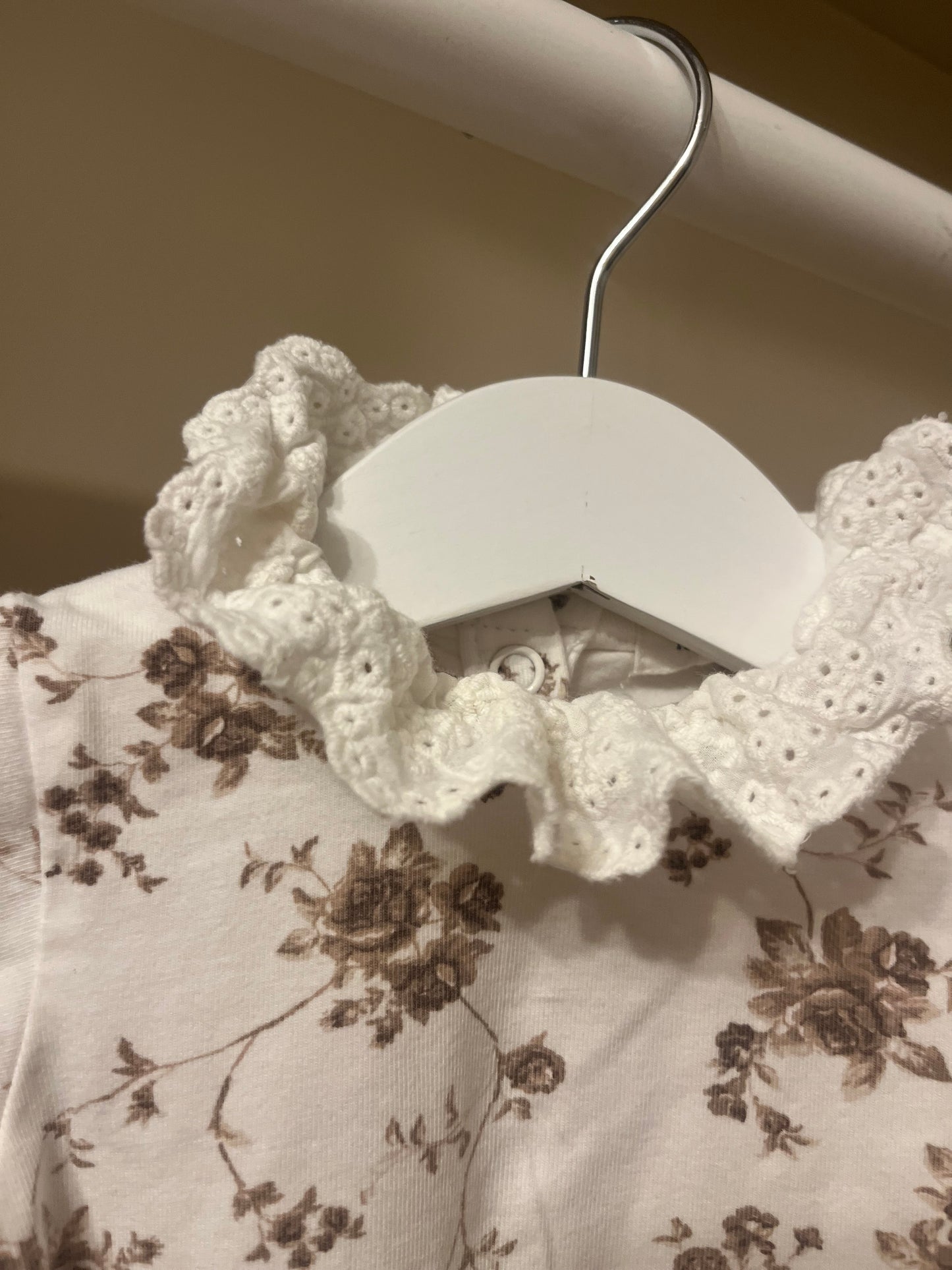 Body vit m blommor & krage stl 62 (2-4 mån) - Newbie