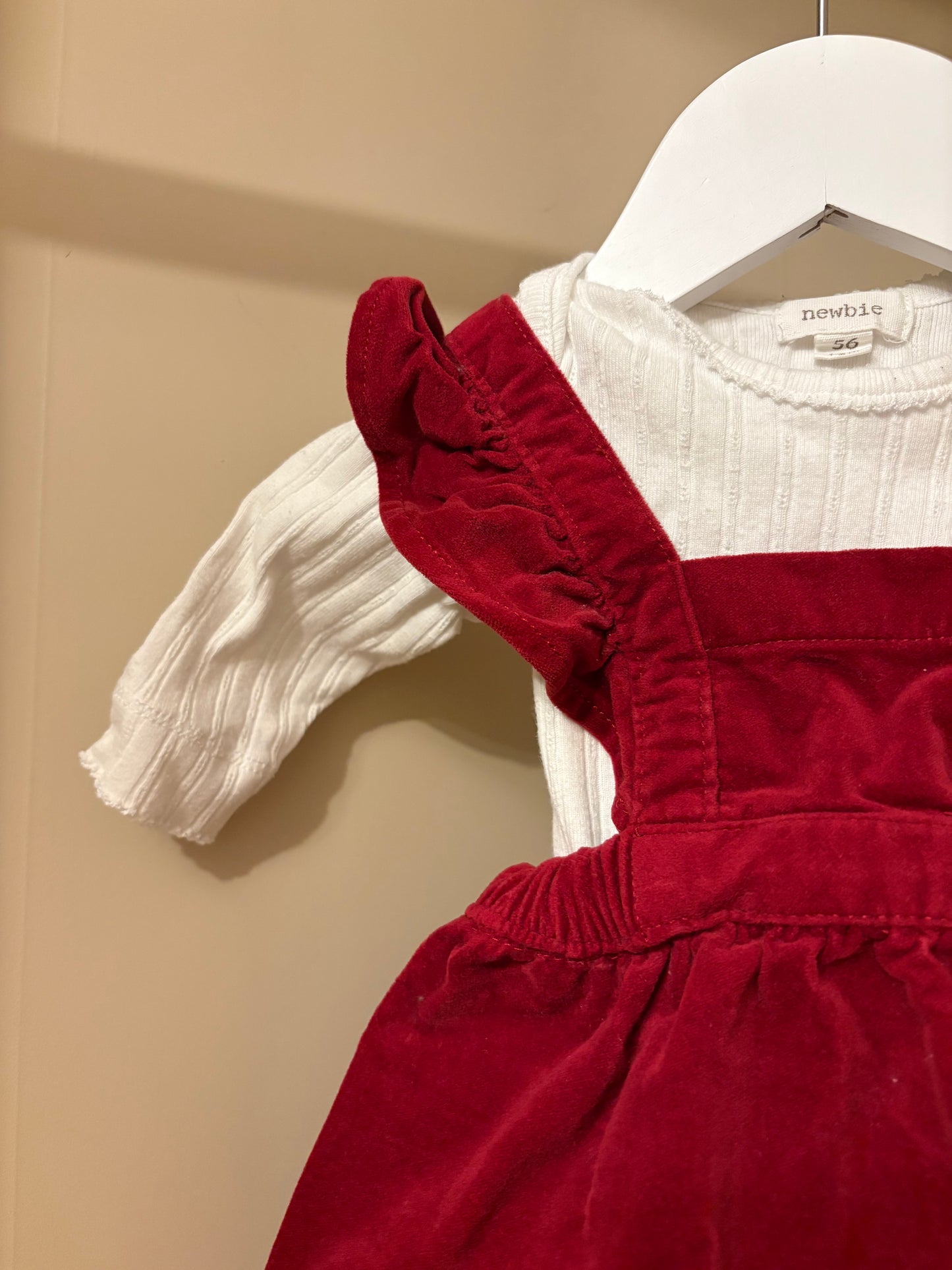 Hängselklänning röd stl 56 (1-2 mån) - Newbie