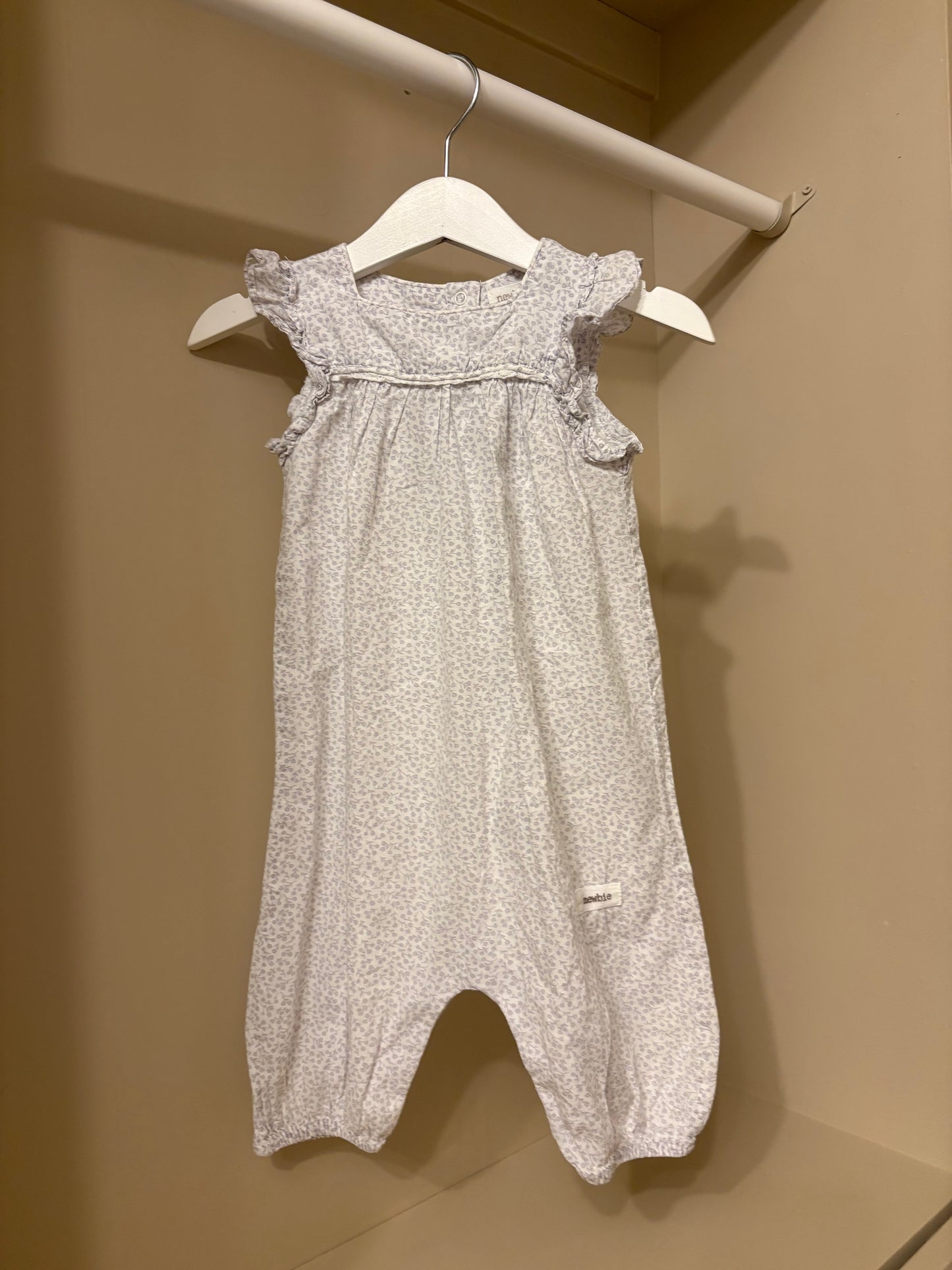 Jumpsuit vit med blommor stl 68 (4-6 mån) - Newbie