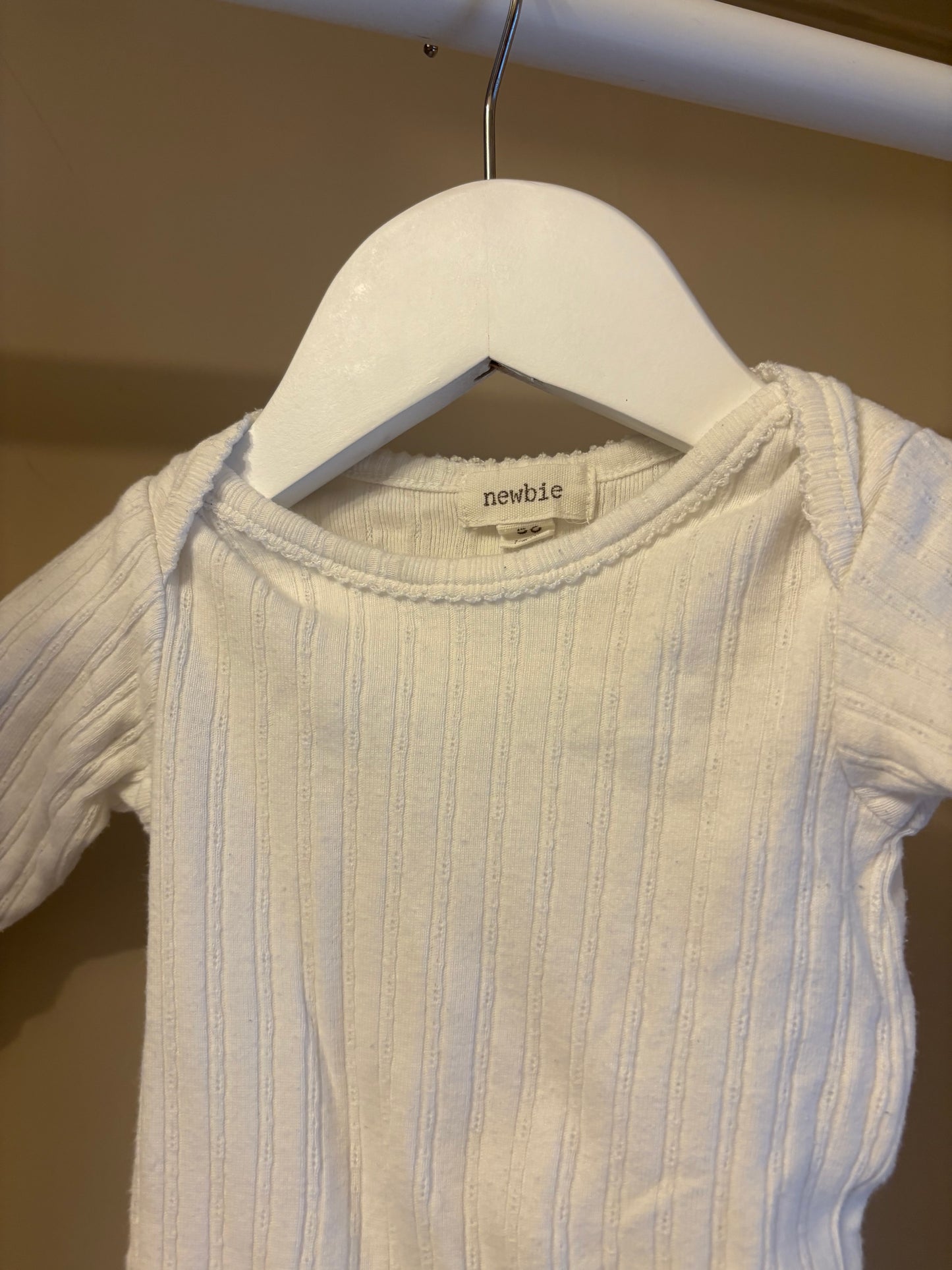 Body vit ribbad stl 56 (1-2 mån) - Newbie