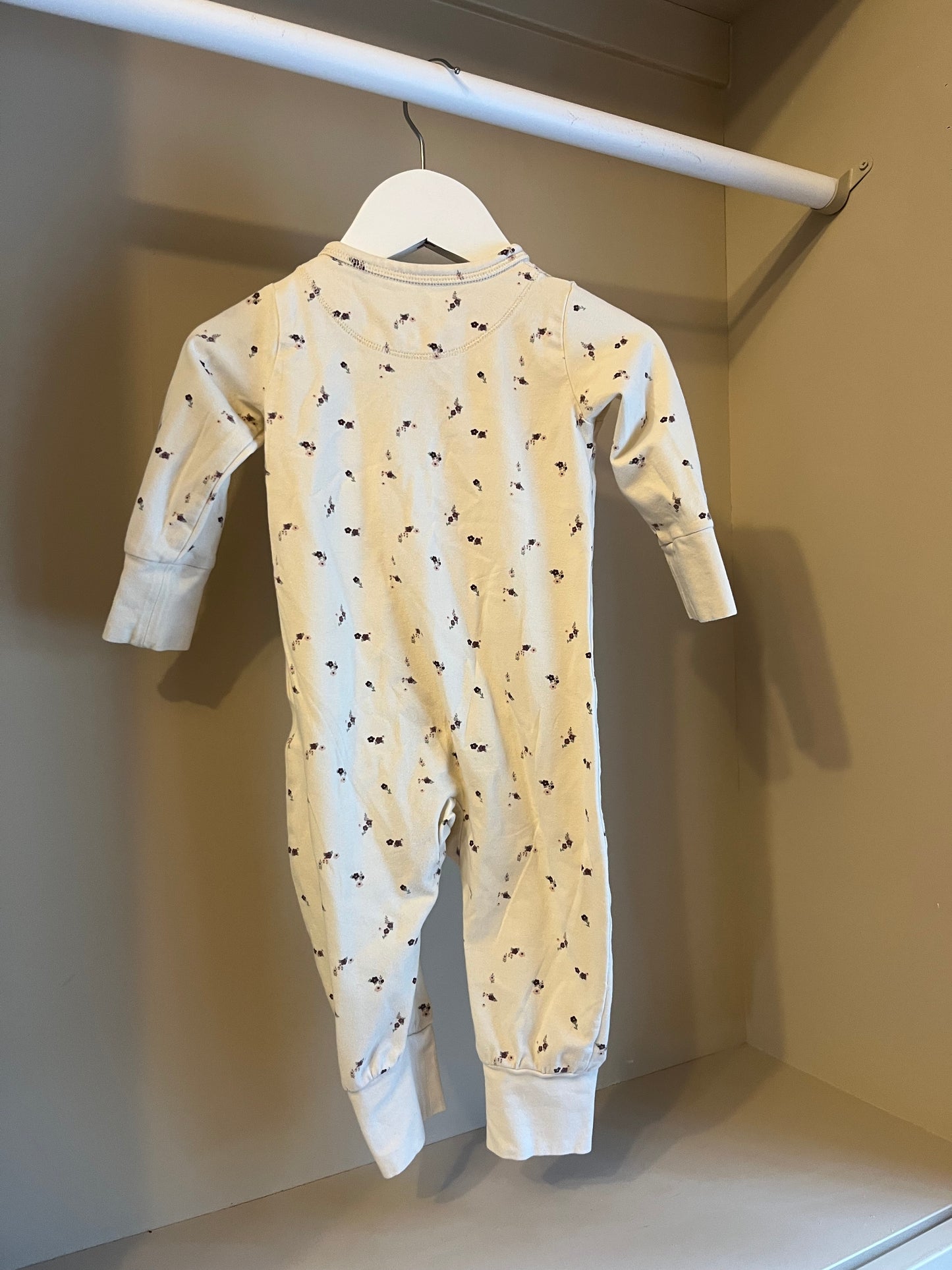 Pyjamas vit med blommor stl 68 (4-6 mån) - Åhléns