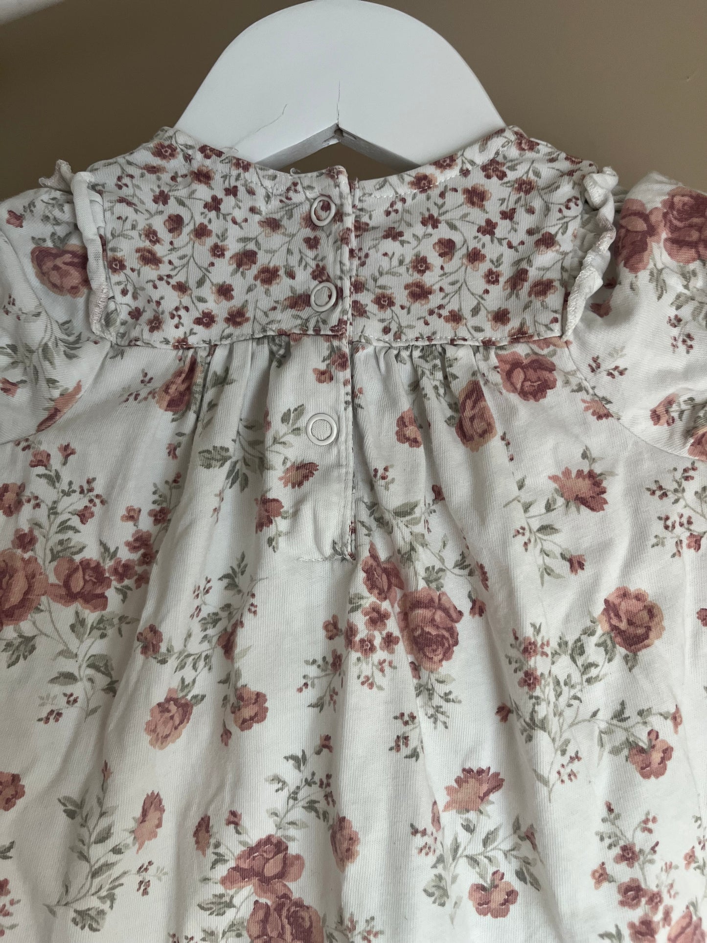 Klänning vit med blommigt mönster  stl 68 (4-6 mån) - Newbie