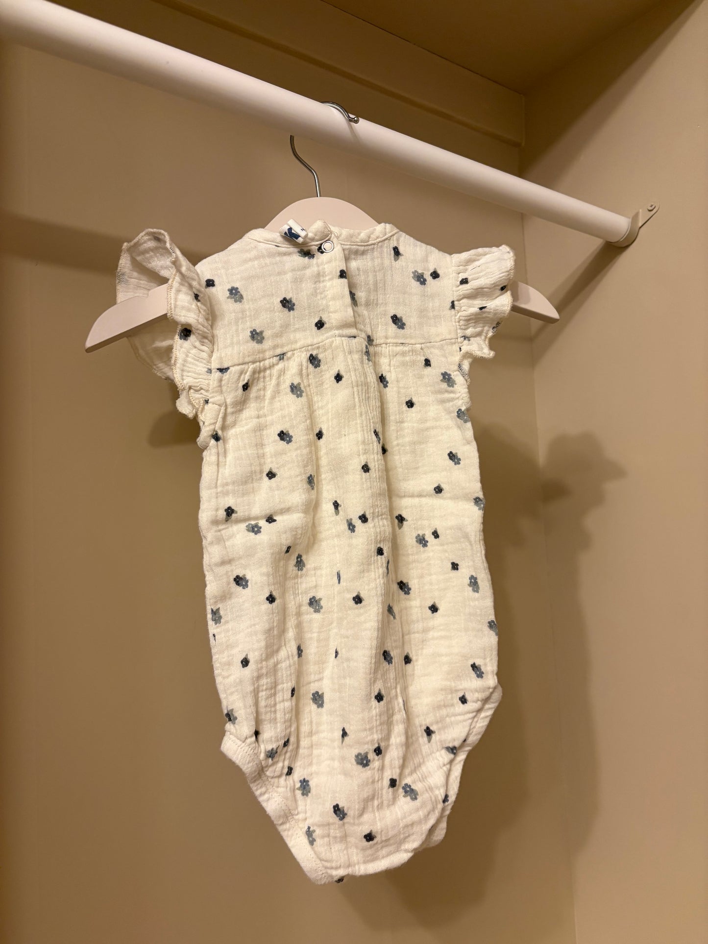 Body vit med blå blommor stl 68 (4-6 mån) - Rikiki