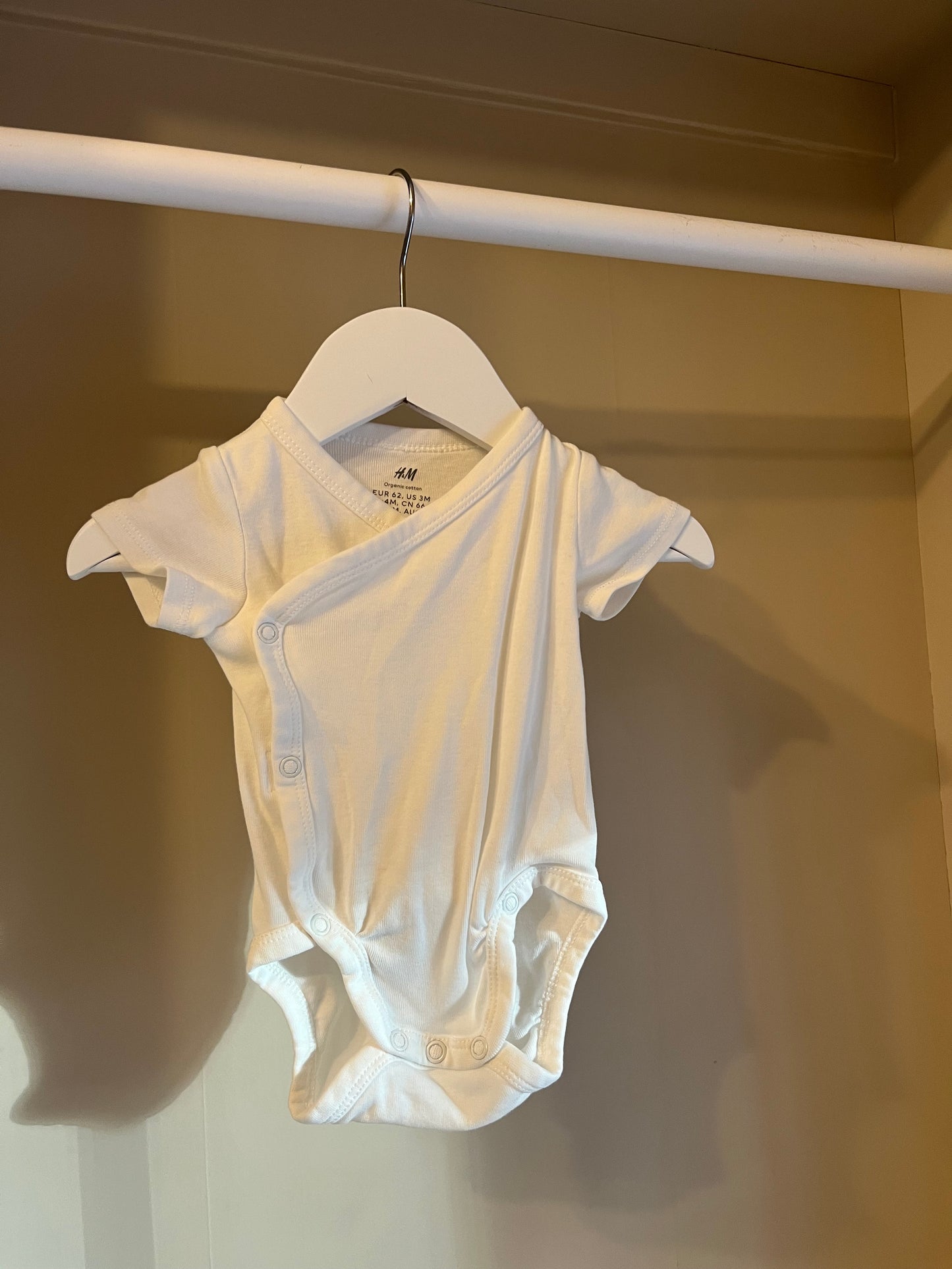 Kortärmad body omlott vit stl 62 (2-4 mån) - H&M