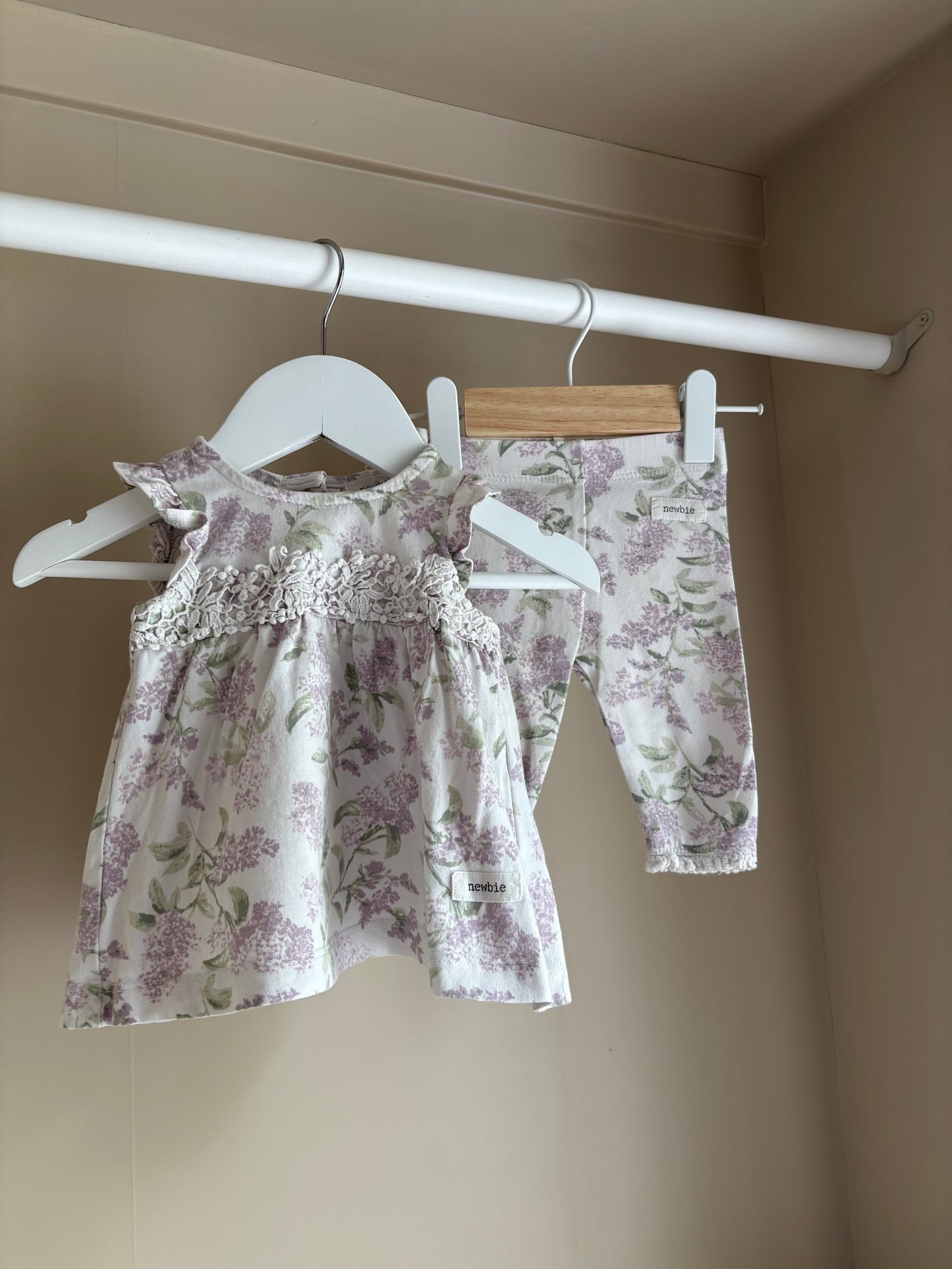 Set klänning och byxor blommigt vit/lila stl 56 (1-2 mån) - Newbie