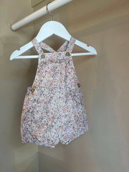 Hängselshorts blommiga stl 62 (2-4 mån) - Newbie