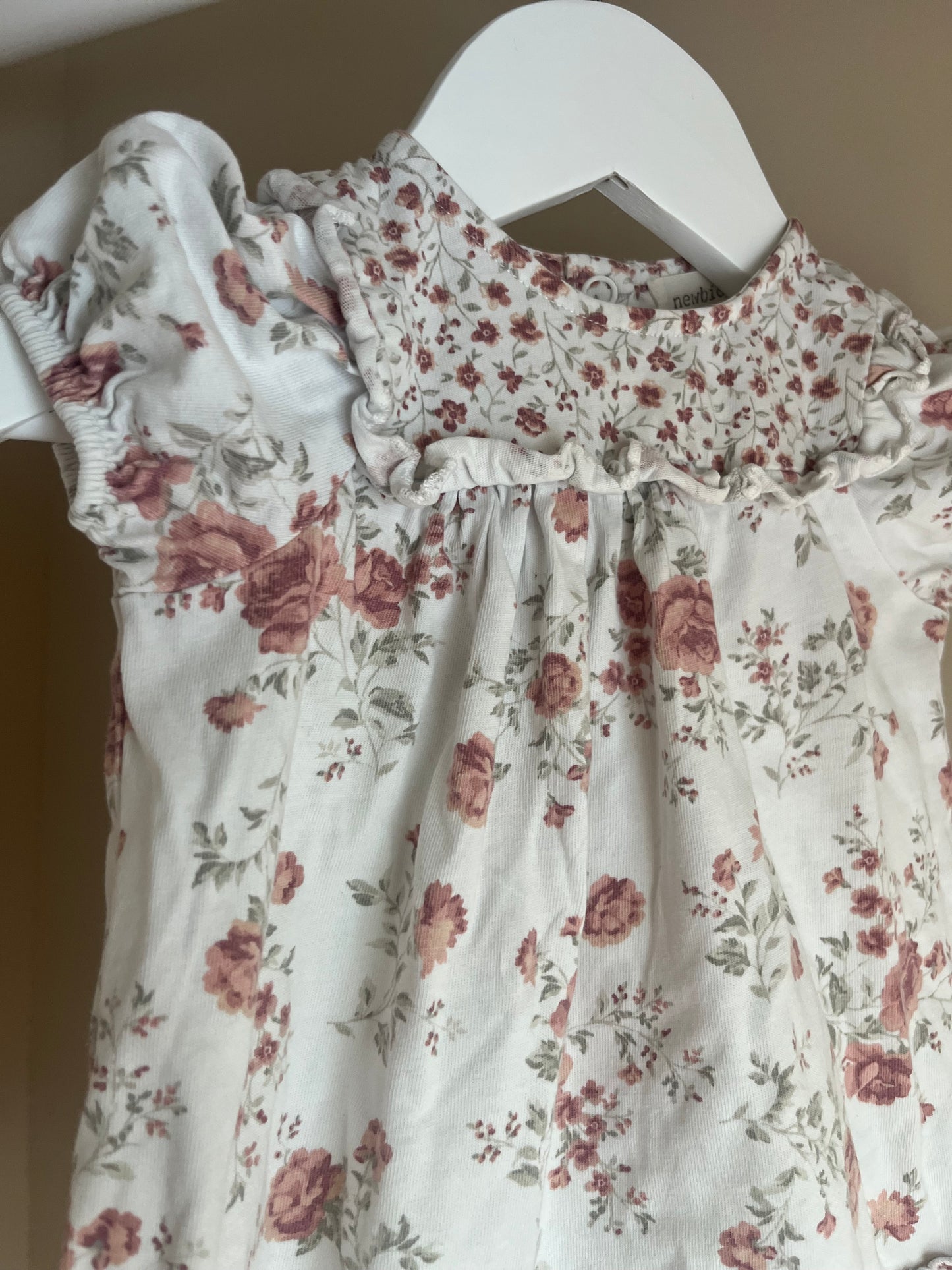 Klänning vit med blommigt mönster  stl 68 (4-6 mån) - Newbie