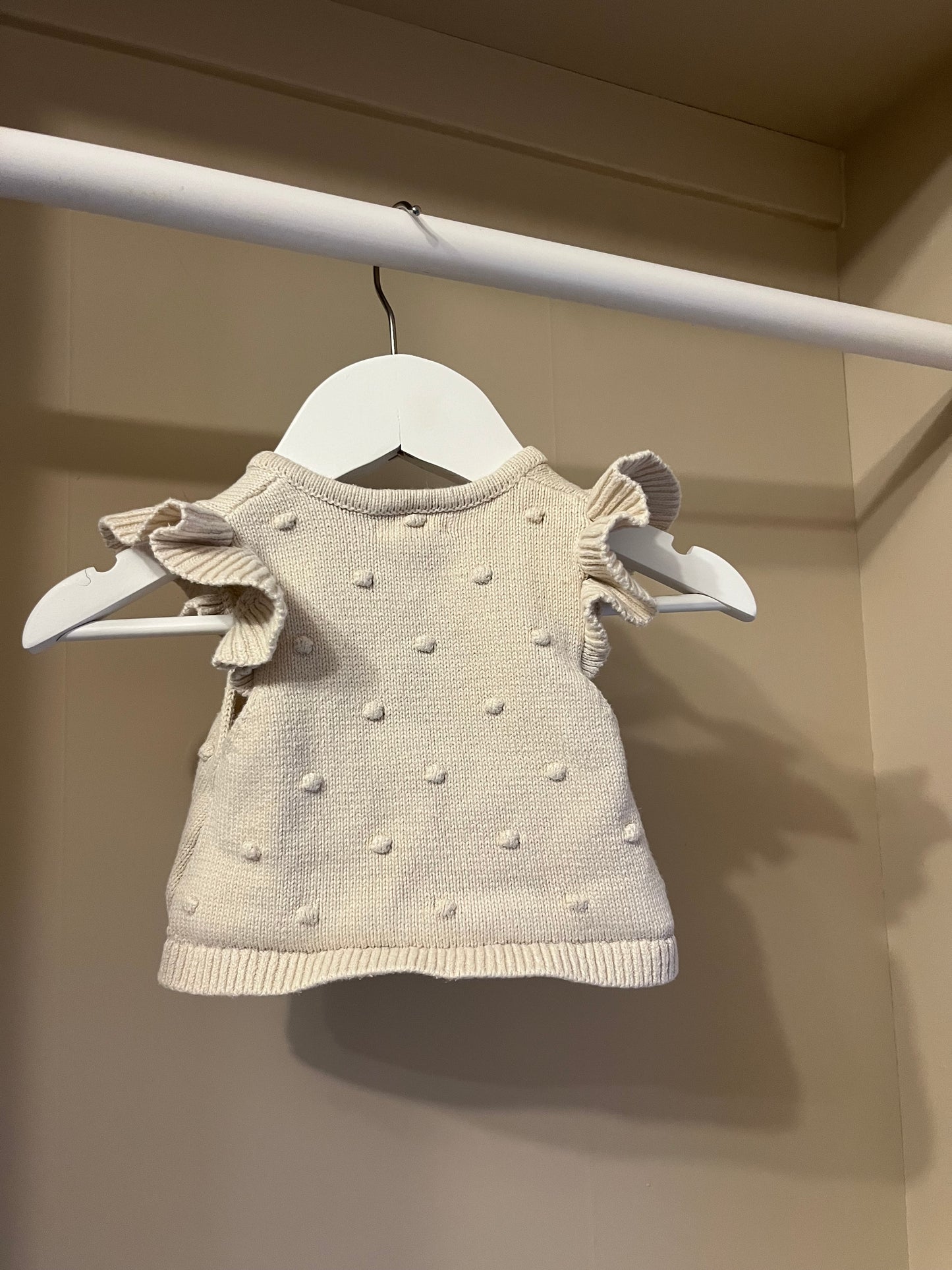 Stickad väst krämvit stl 62 (2-4 mån) - Newbie