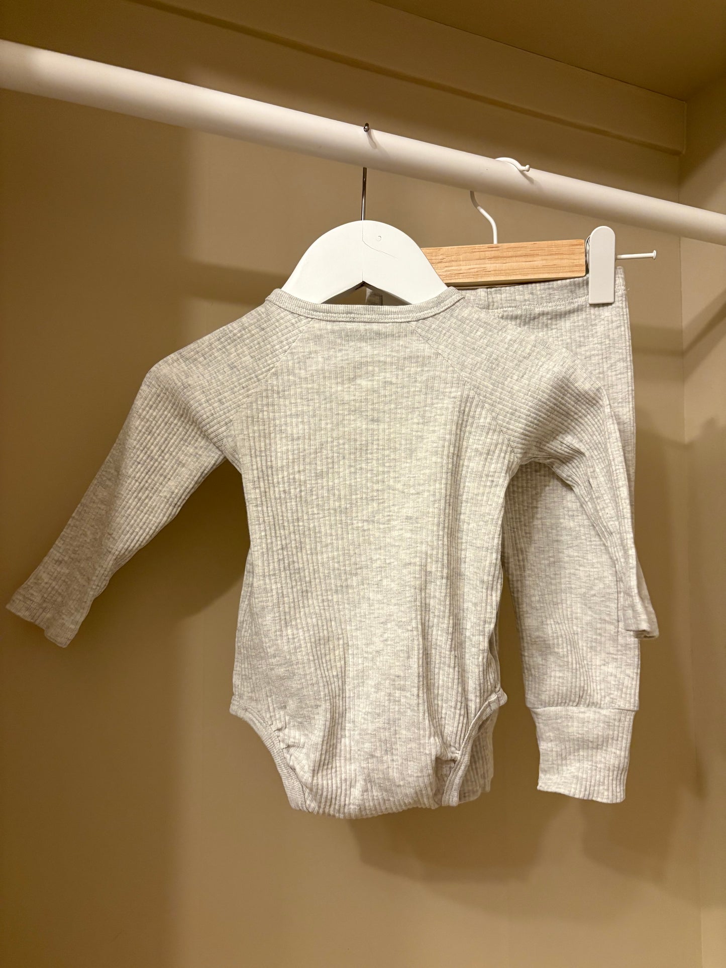 Set grått basic ribbat stl 68 (4-6 mån) - Rikiki