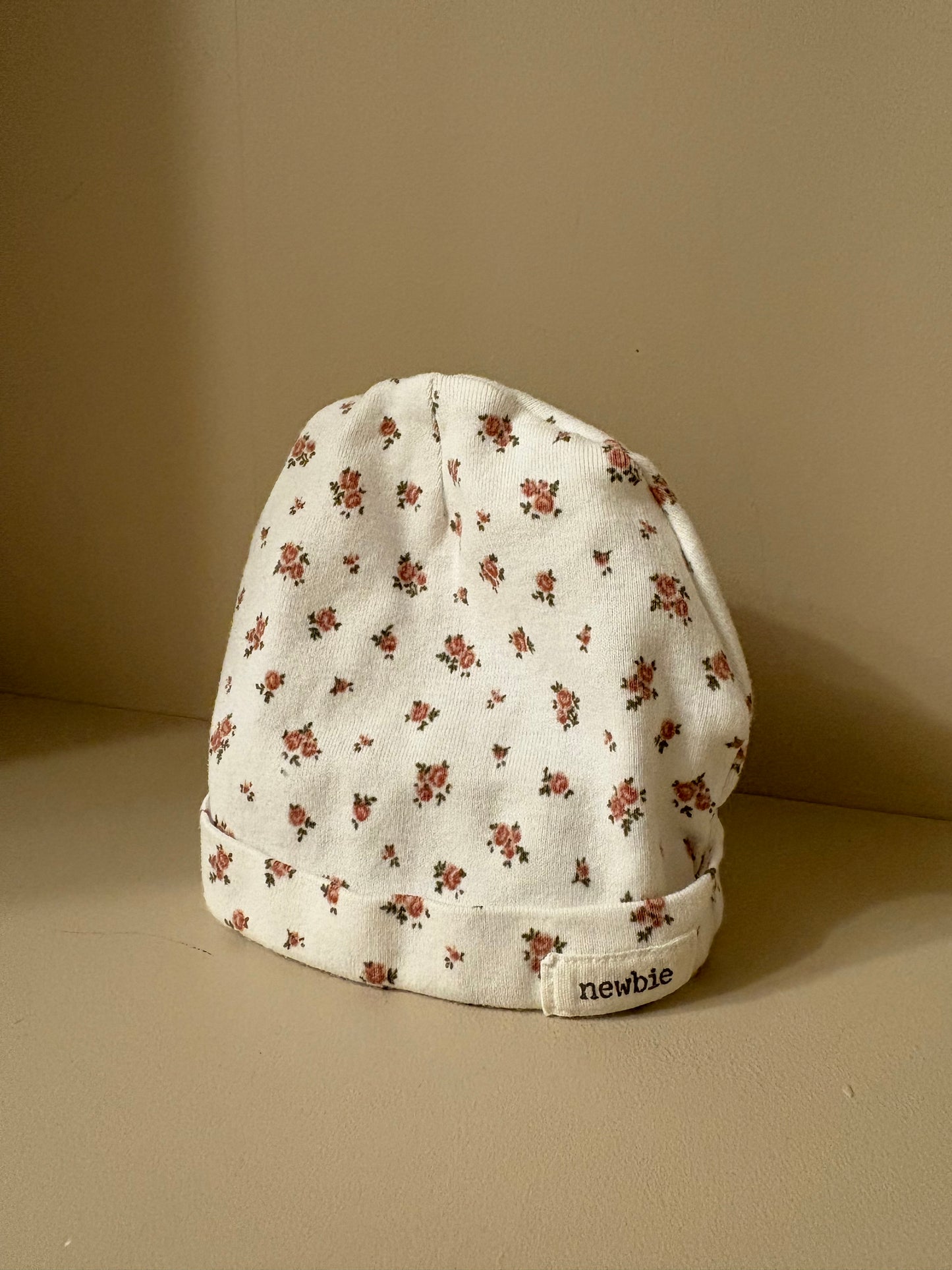 Mössa blommor stl 4-9 mån - Newbie