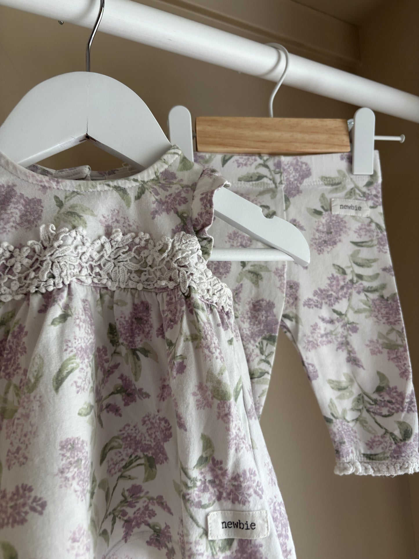 Set klänning och byxor blommigt vit/lila stl 56 (1-2 mån) - Newbie