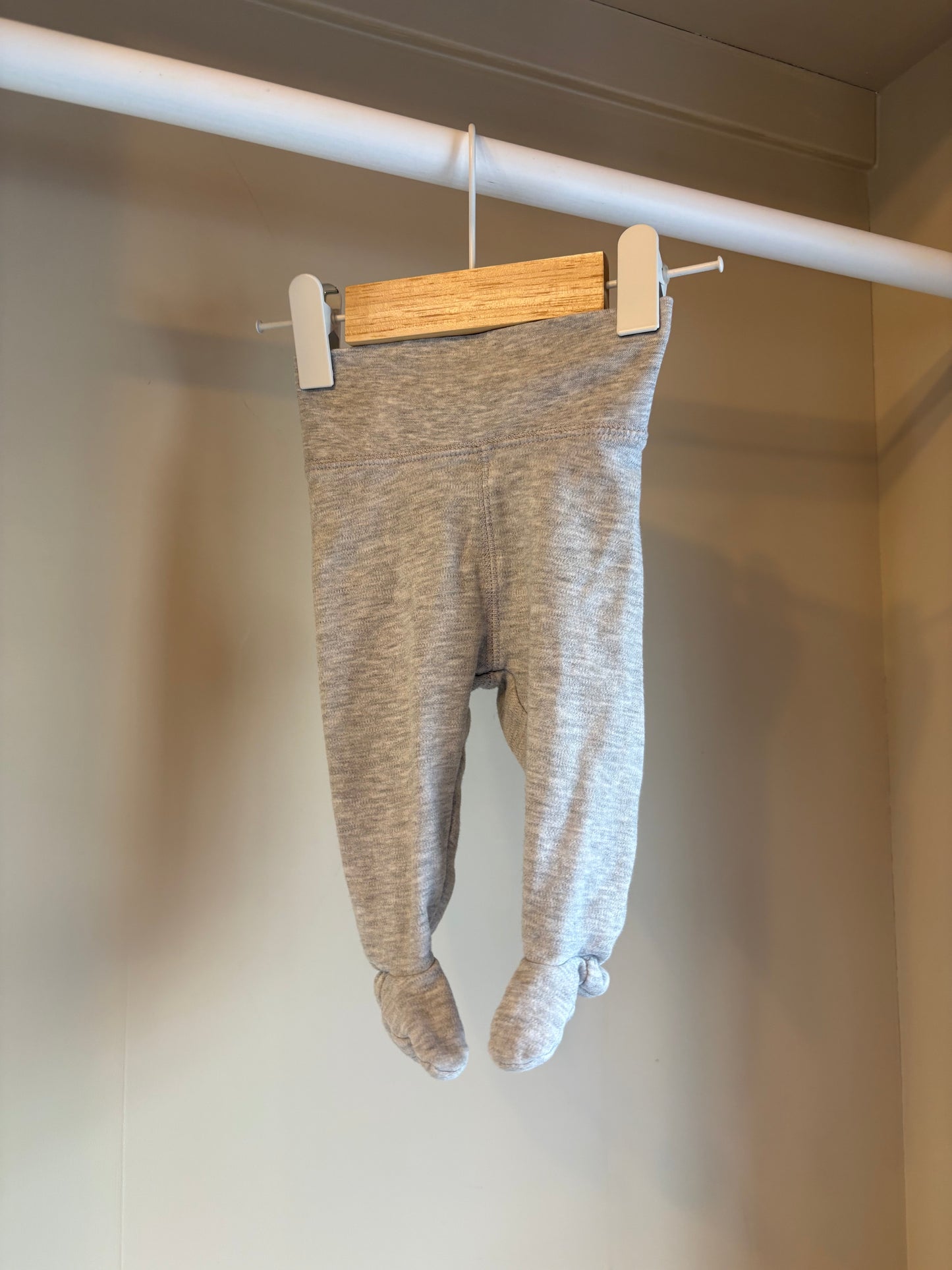 Byxor grå basic med fötter stl 50 (0-1 mån) - H&M