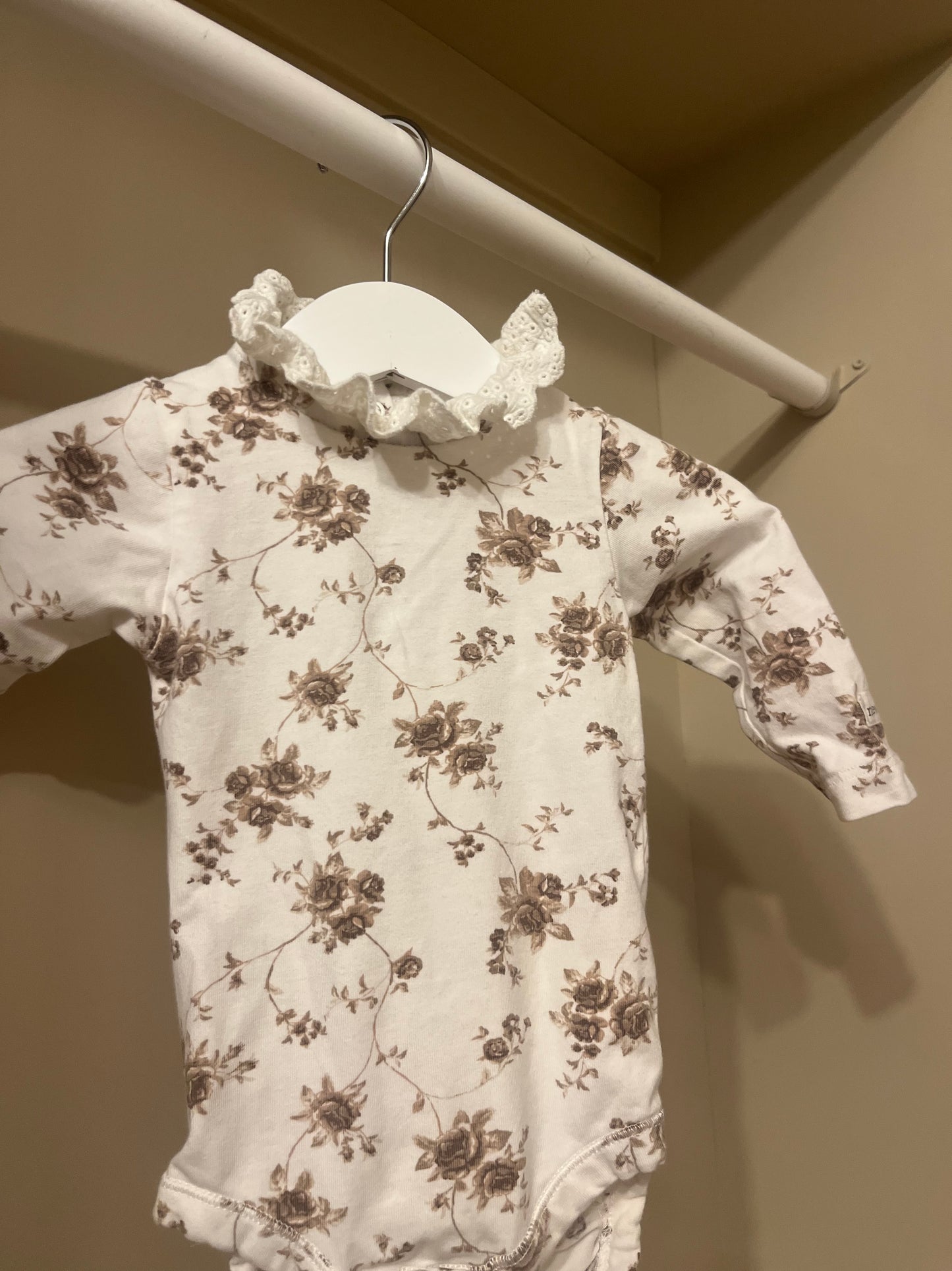 Body vit m blommor & krage stl 62 (2-4 mån) - Newbie