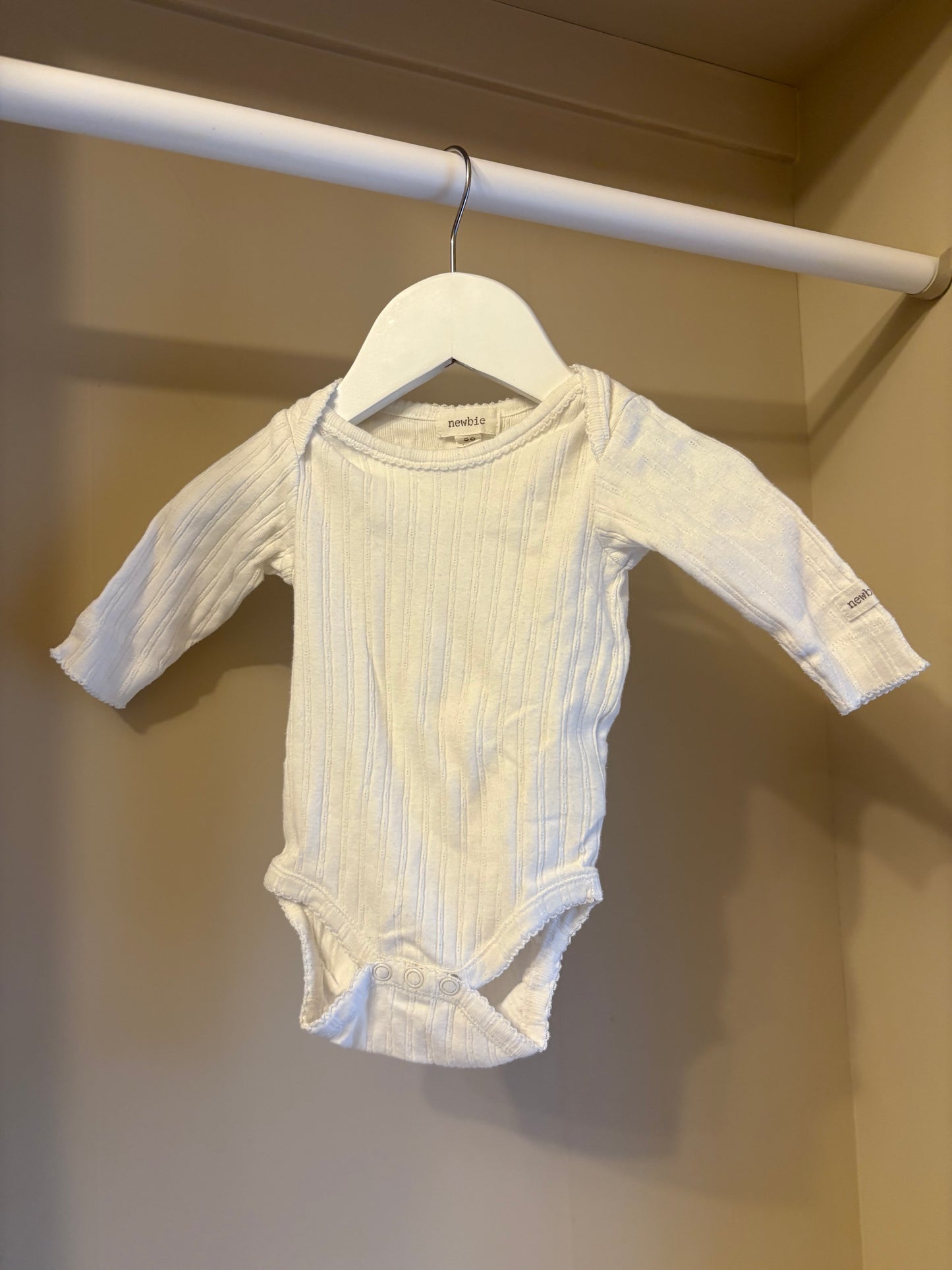 Body vit ribbad stl 56 (1-2 mån) - Newbie