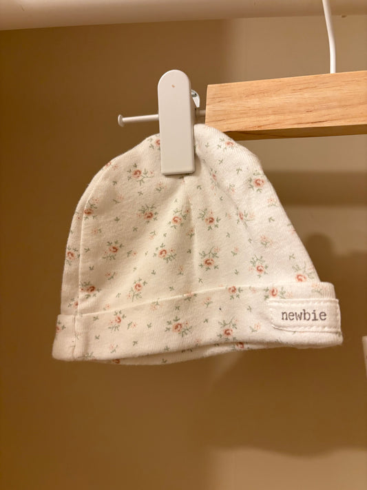 Mössa blomster stl 0-3 mån - Newbie
