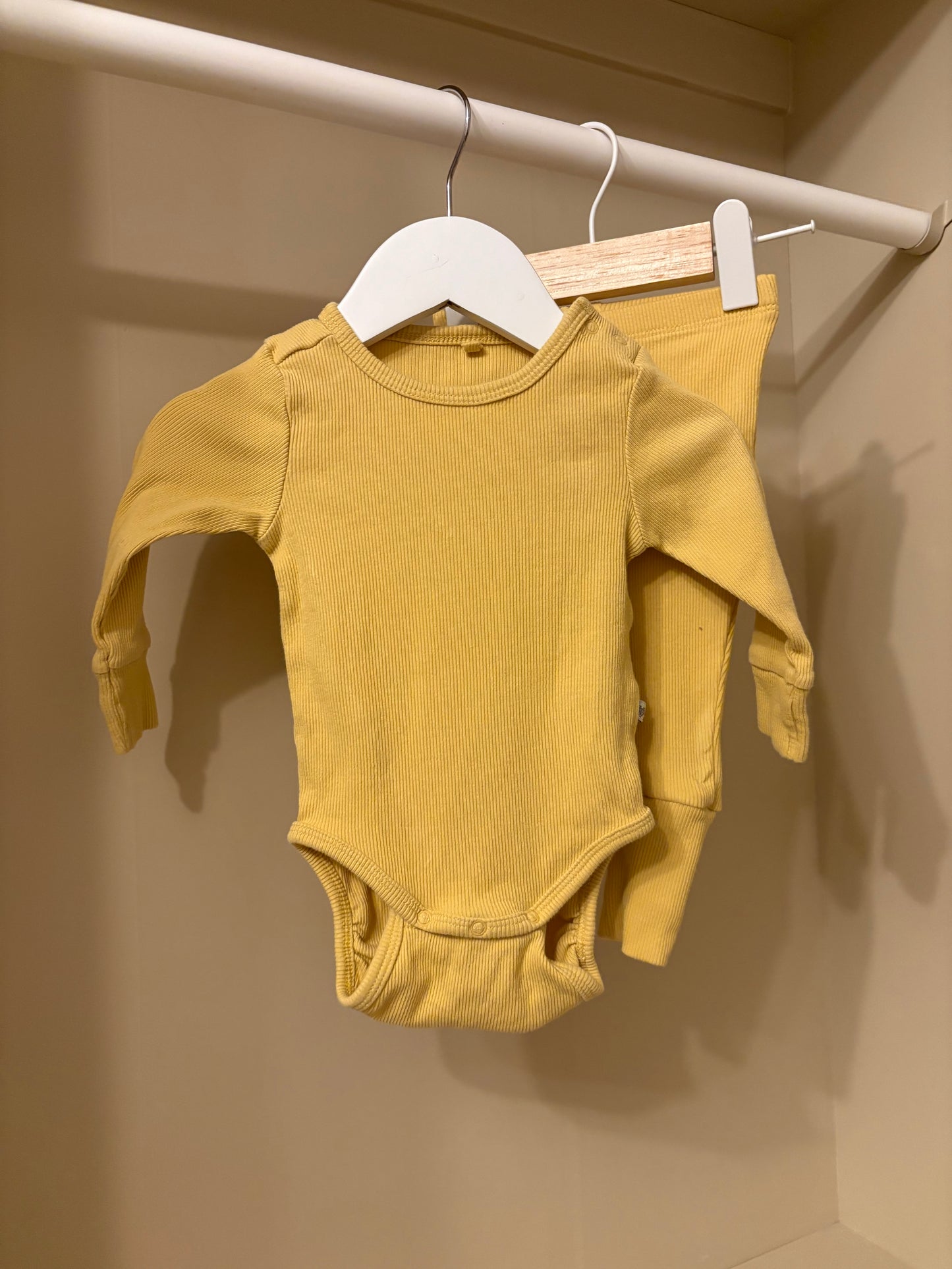 Set body+byxa gult stl 60 (2-4 mån) - BEBE (lager 157)