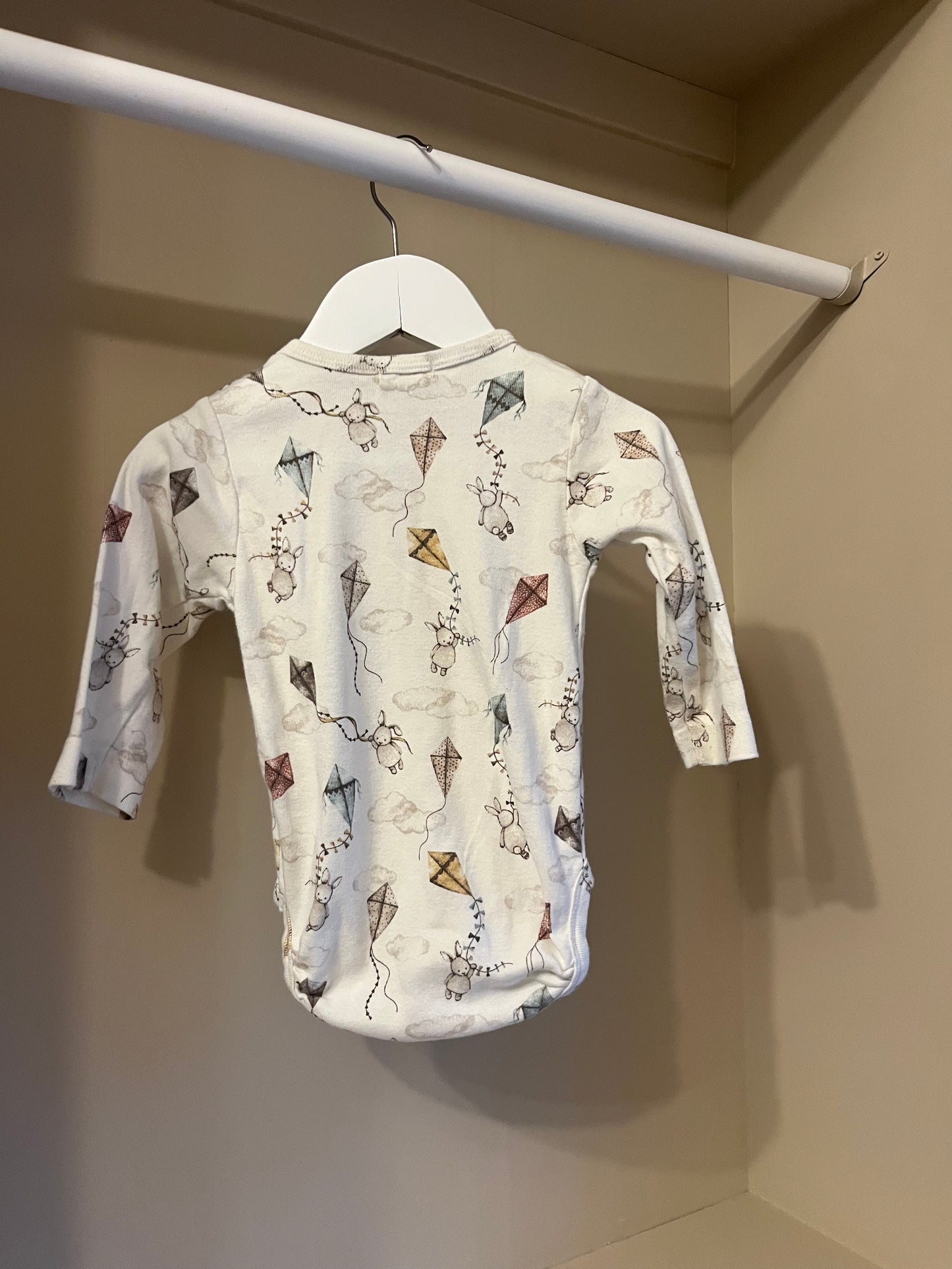 Body vit med djurmönster stl 74 (6-9 mån) - Newbie