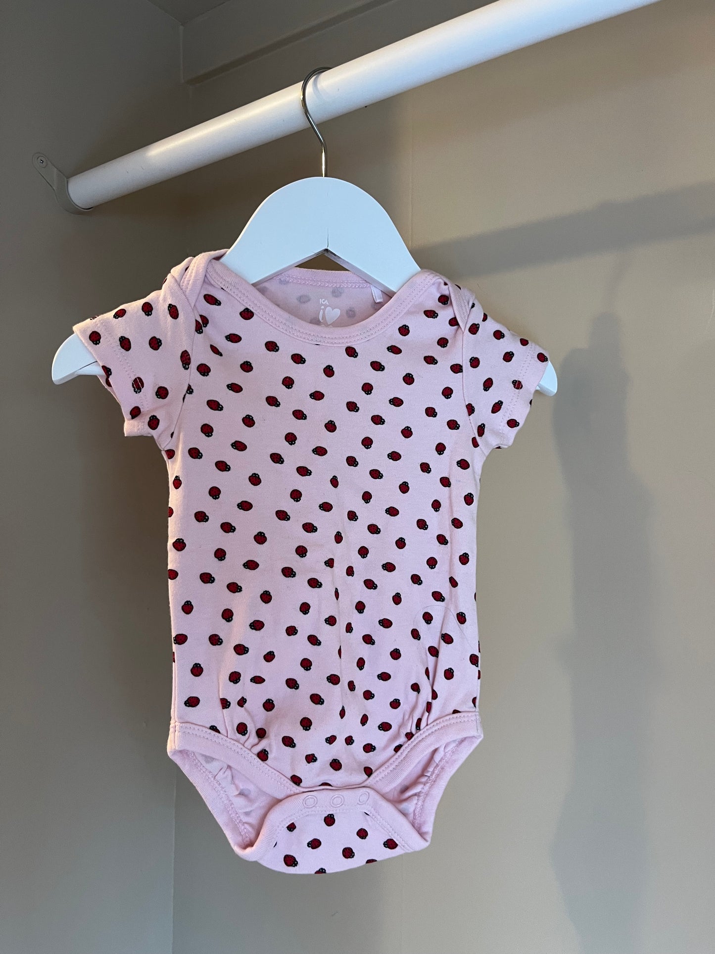 Body med jordgubbar stl 56 (1-2 mån) - ICA i love eco