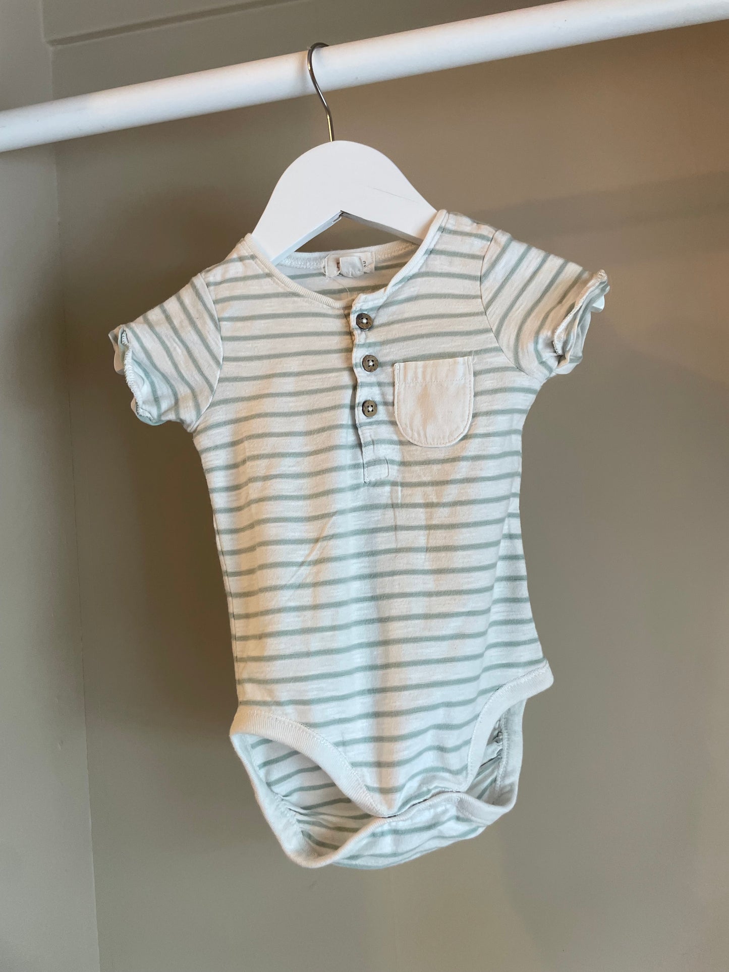 Body vit/grön randig stl 68 (4-6 mån) - Newbie