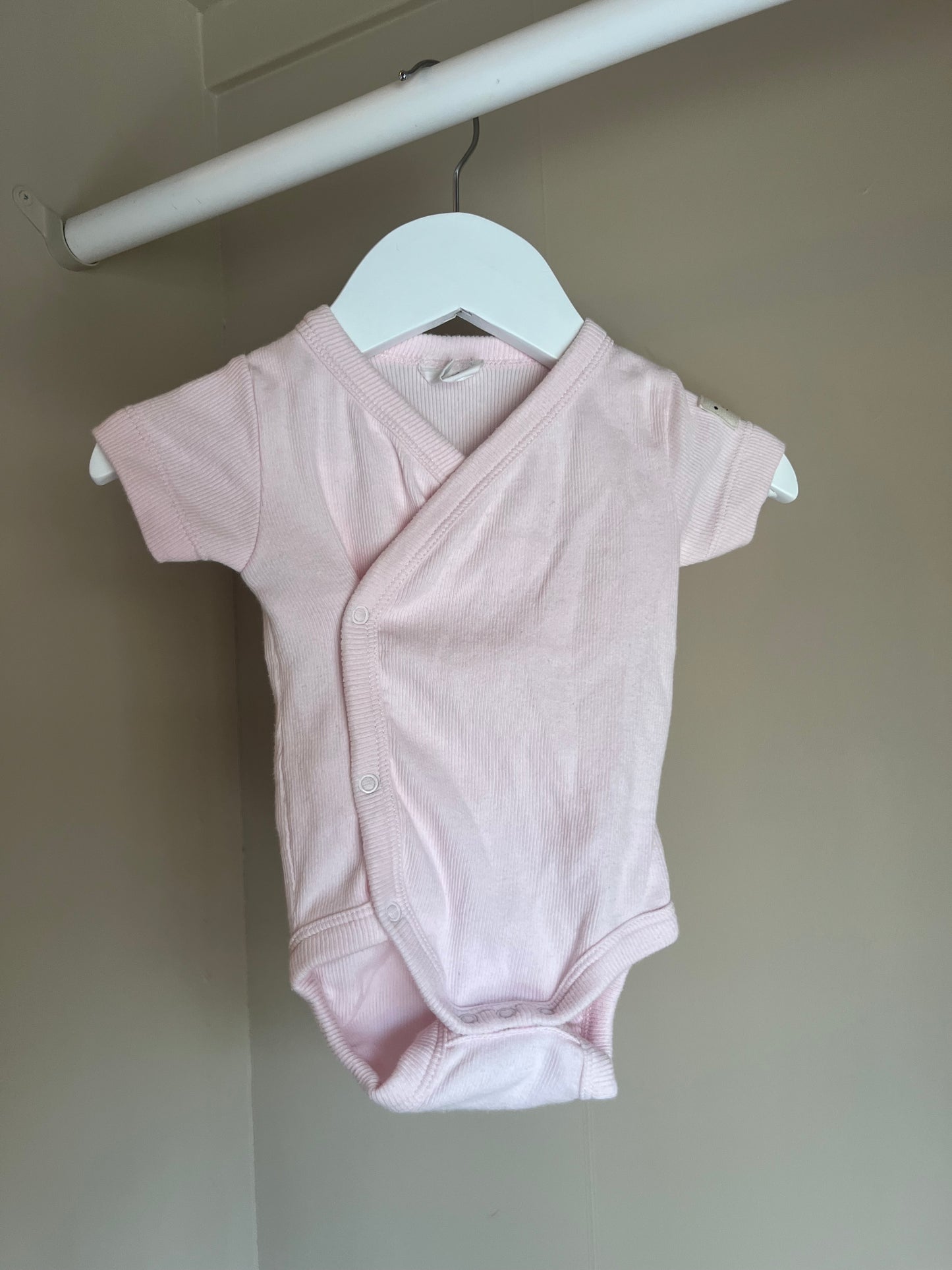 Body rosa kortärmad stl 56 (1-2 mån) - Kappahl
