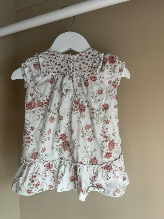 Klänning vit med blommigt mönster  stl 68 (4-6 mån) - Newbie