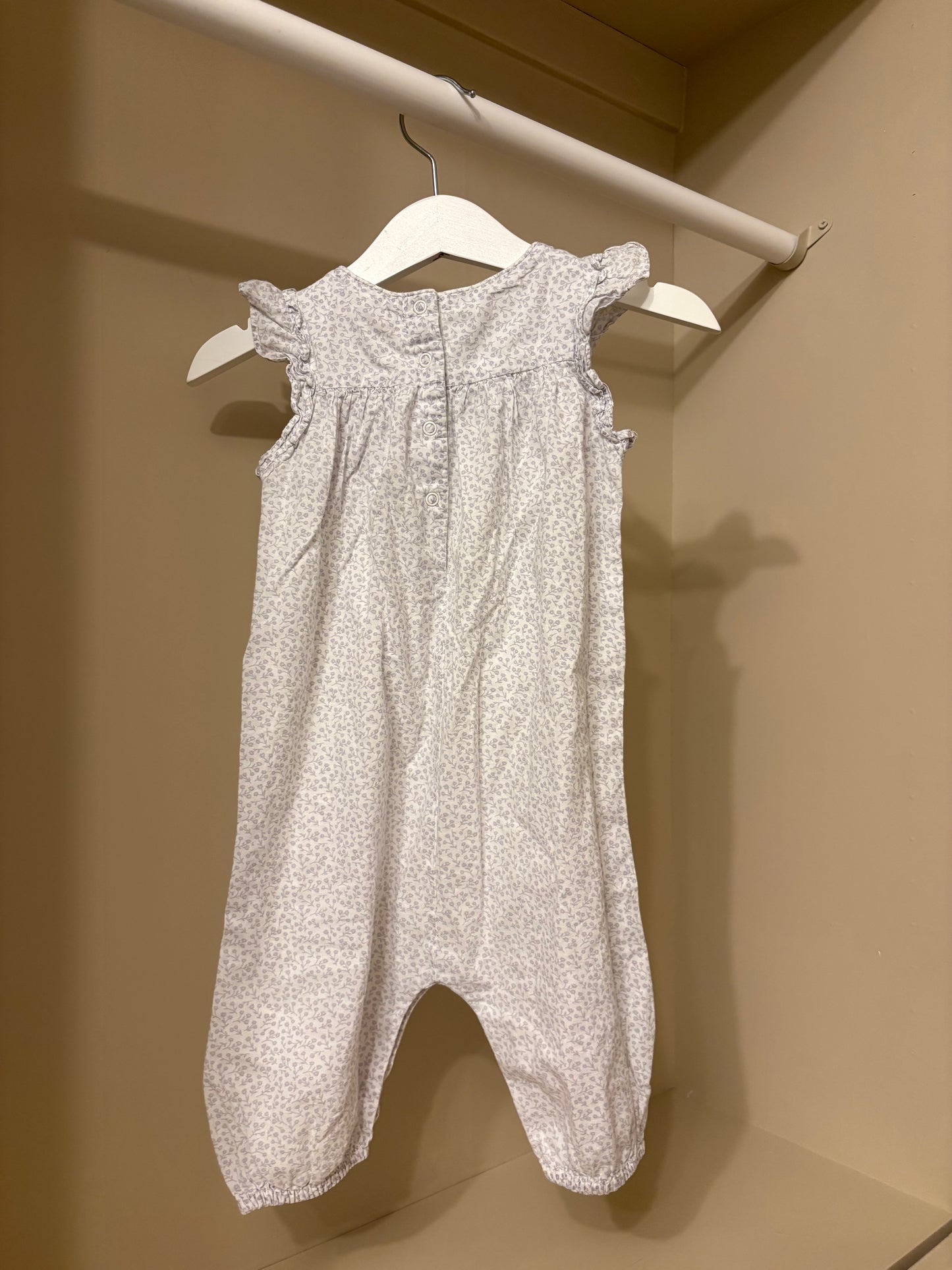 Jumpsuit vit med blommor stl 68 (4-6 mån) - Newbie