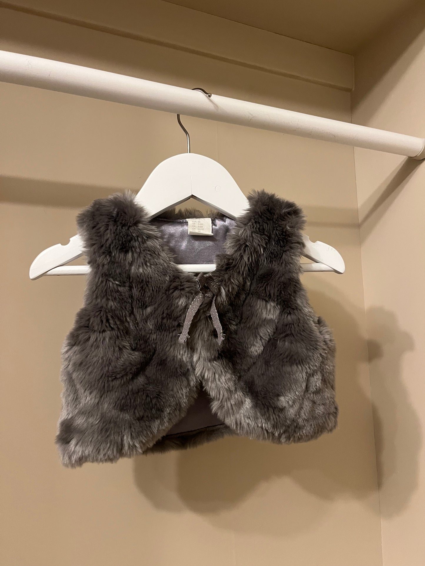 Väst fuskpäls stl 68 (4-6 mån) - H&M