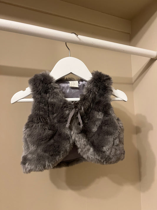 Väst fuskpäls stl 68 (4-6 mån) - H&M
