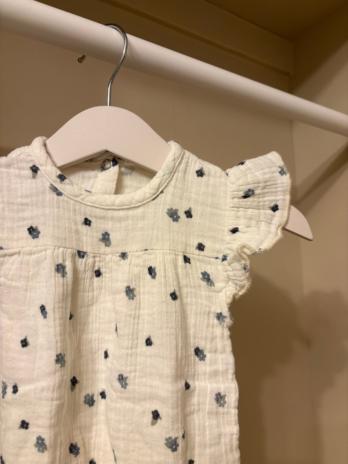 Body vit med blå blommor stl 68 (4-6 mån) - Rikiki