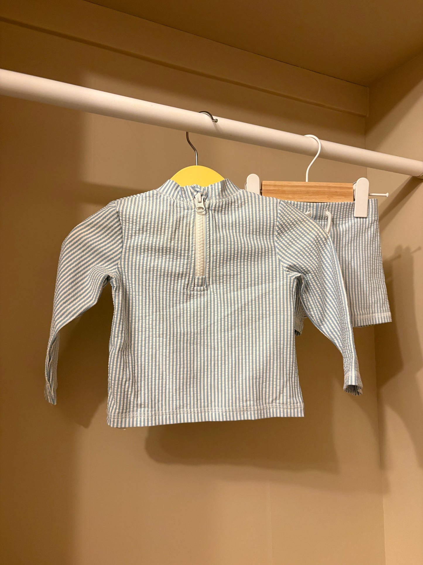 Badkläder tröja och shorts stl 62/68 - Primark