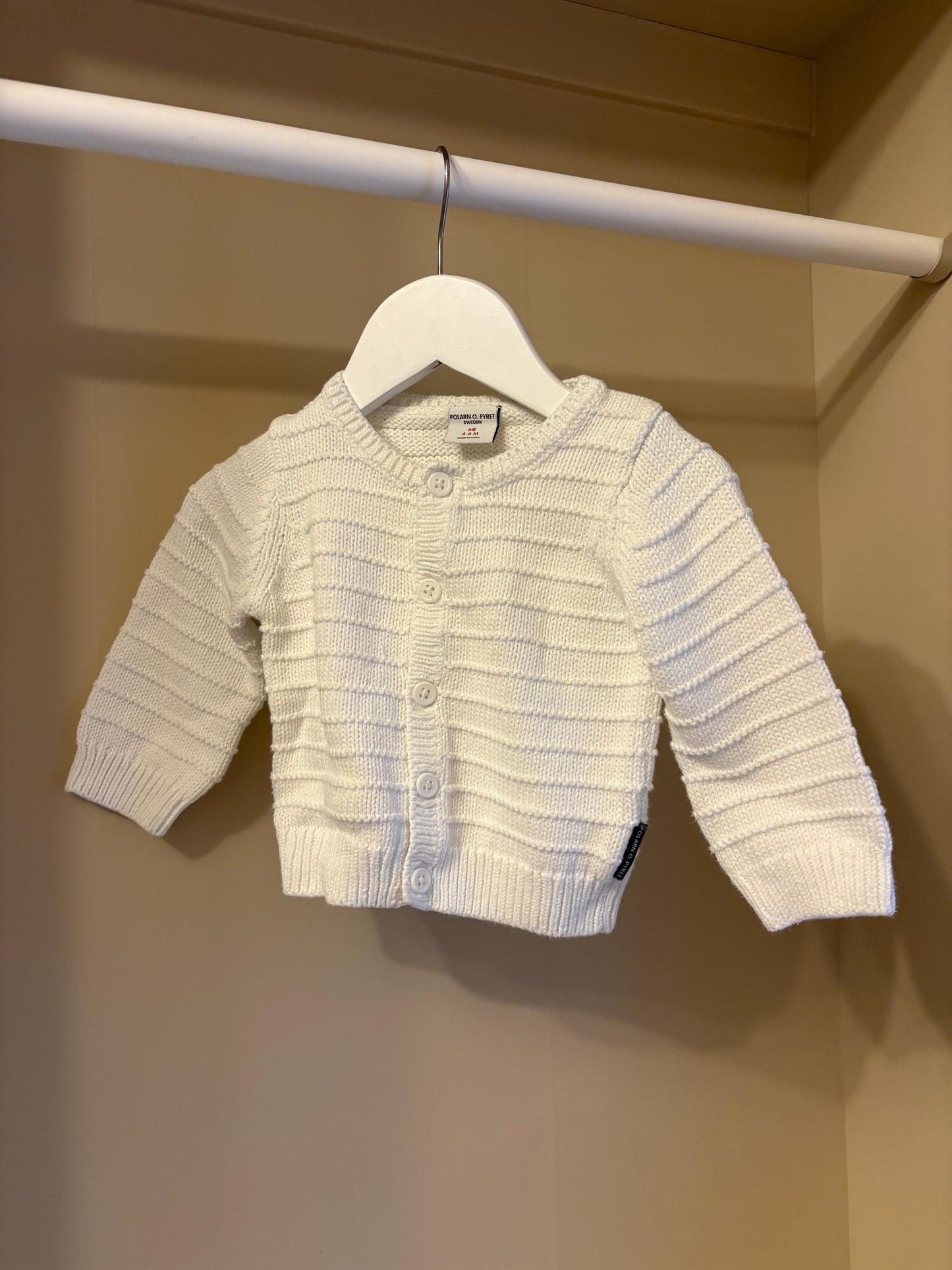 Stickad kofta vit stl 68 (4-6 mån) - Polarn O. Pyret