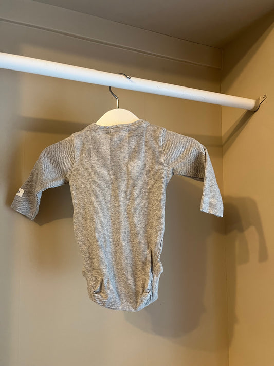 Body grå ribbad stl 62 (2-4 mån) - Newbie